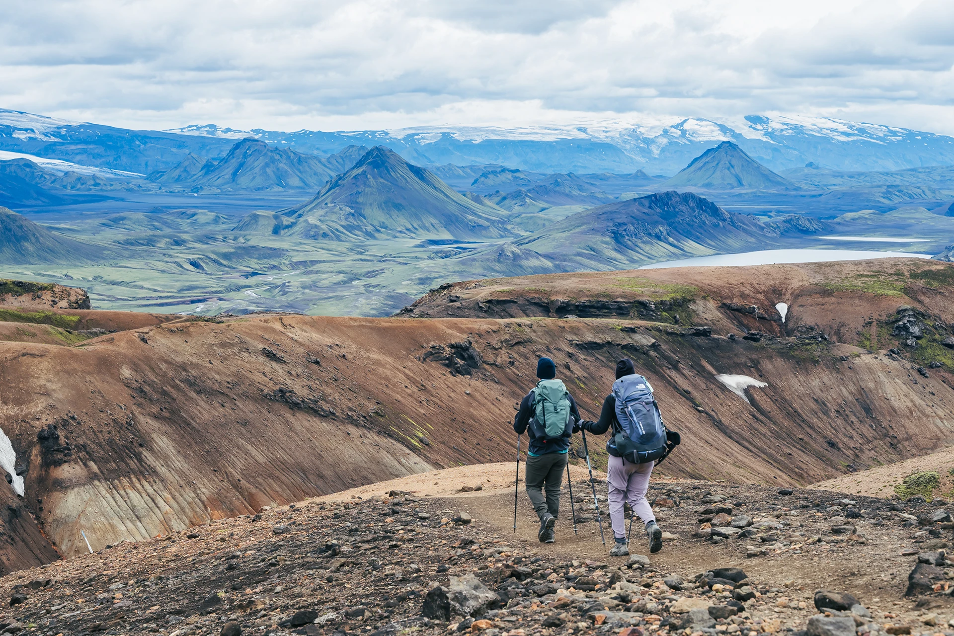 Twee wandelaars in open berglandschap