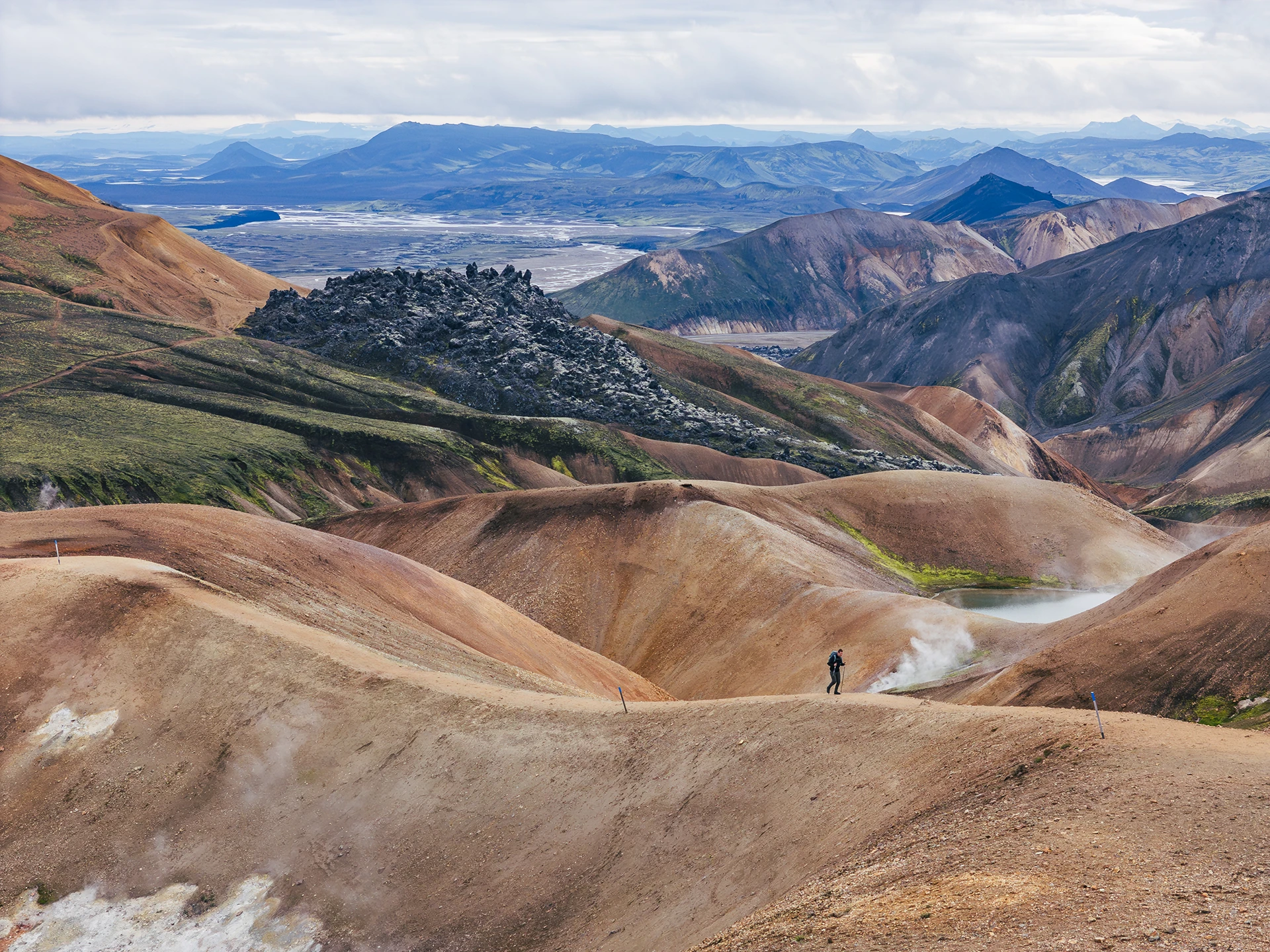 Kleurrijke heuvels met diepe geulen
