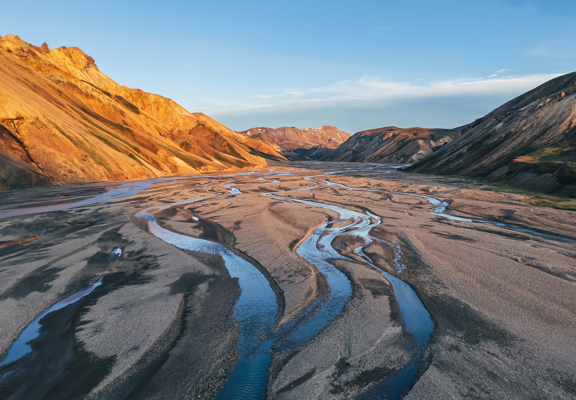 Vallei in warm avondlicht met kronkelende rivier