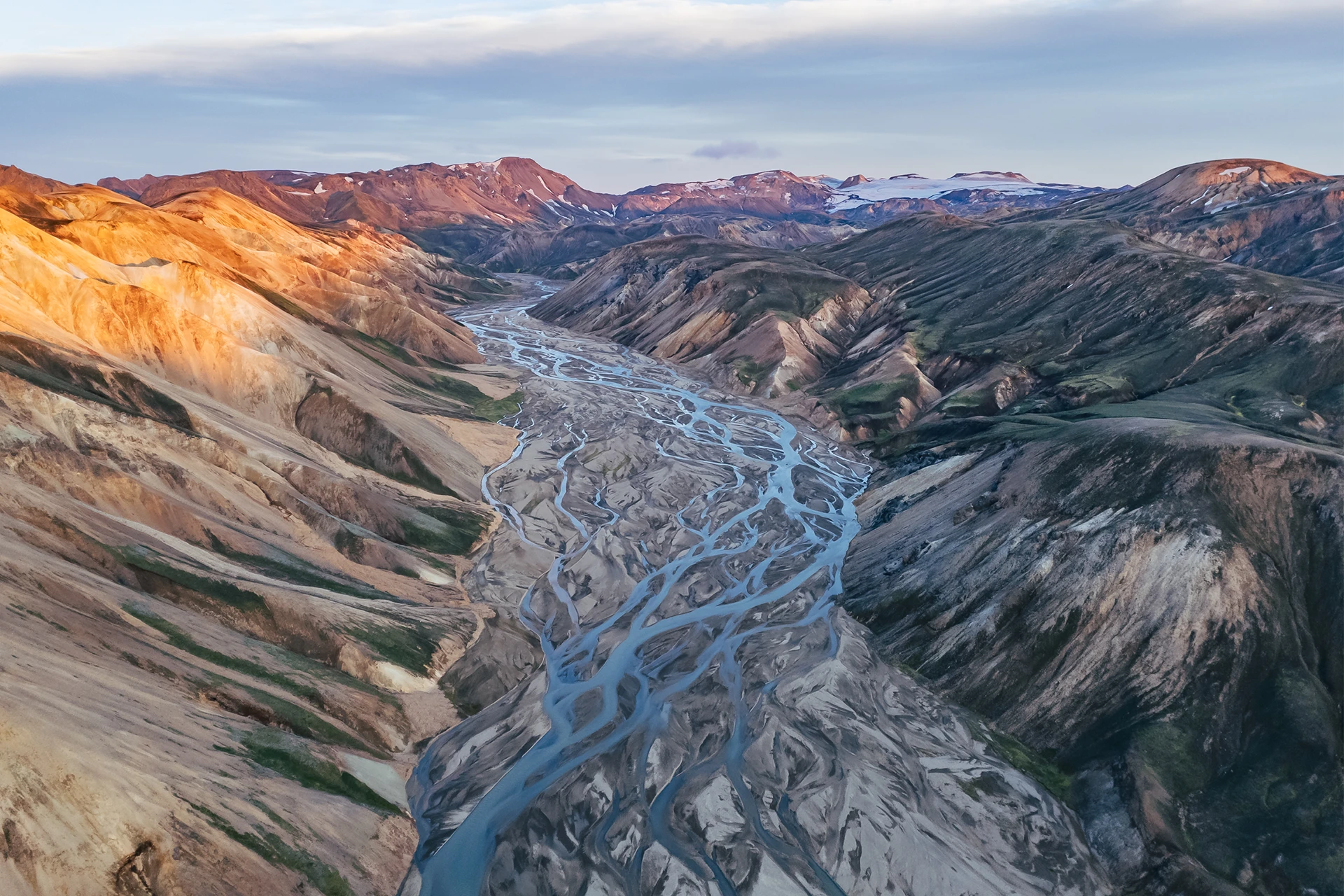 Luchtfoto van grillige valleien met rivieren
