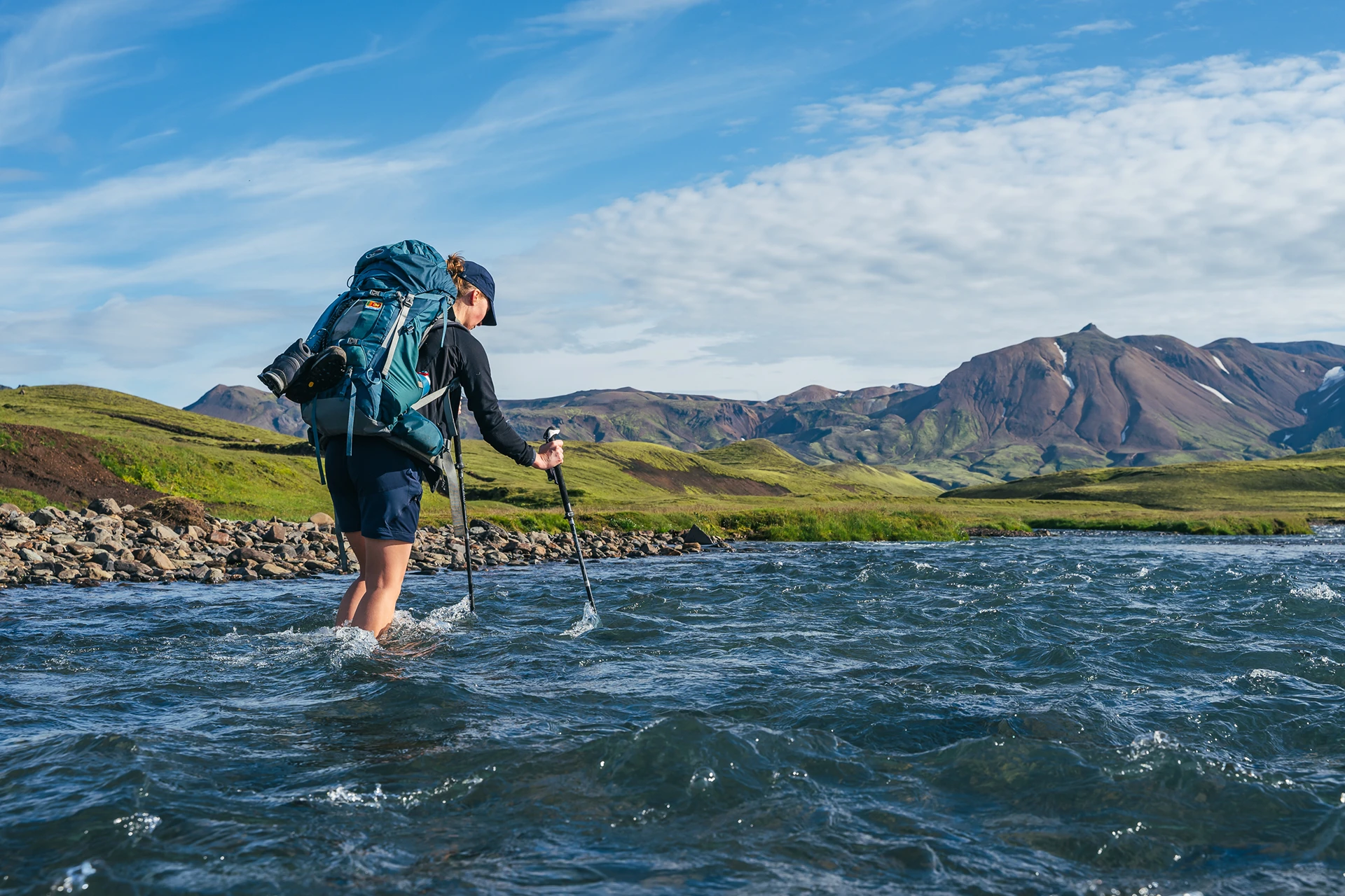 Wandelaar steekt brede rivier over