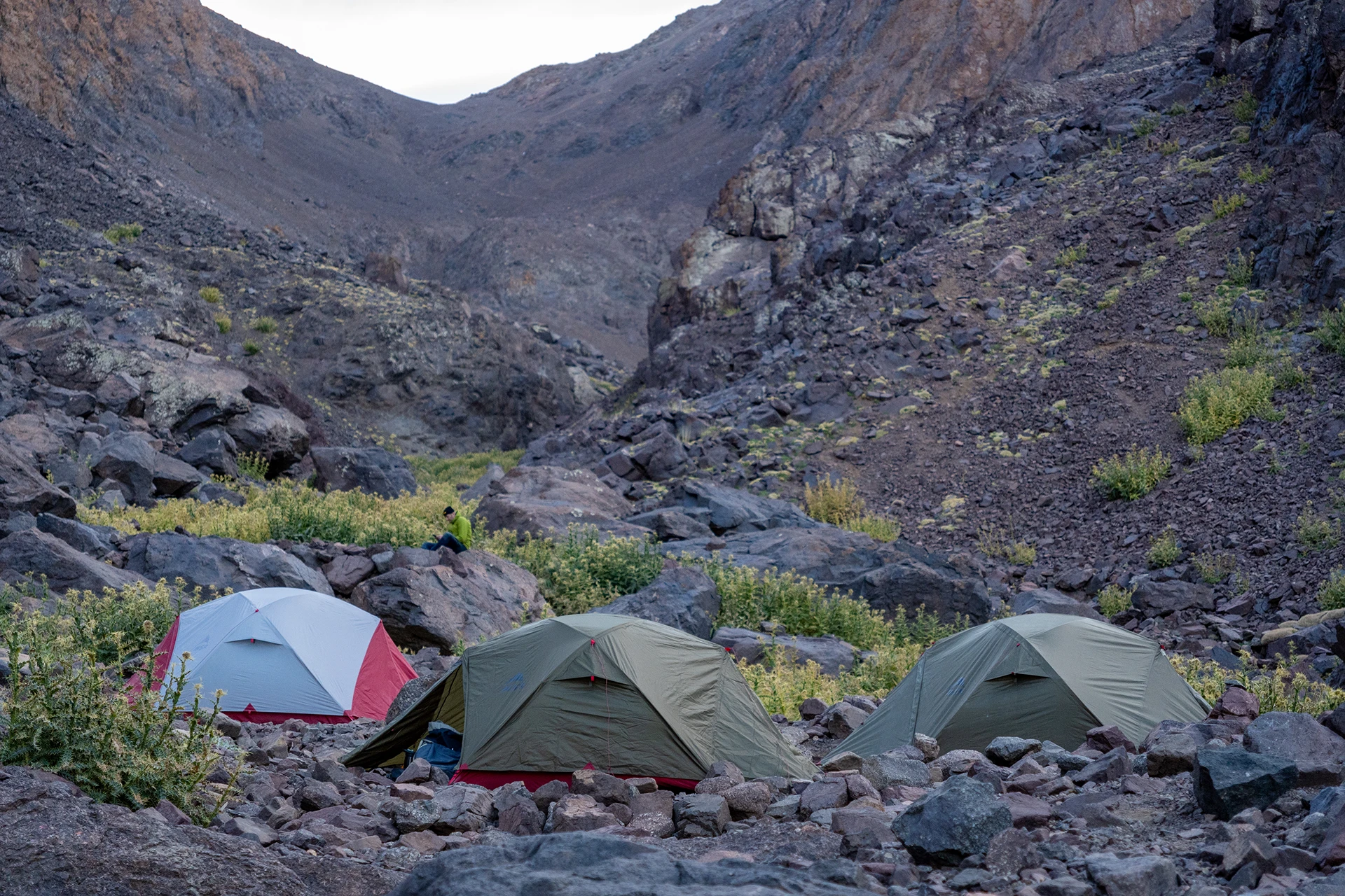 Tentenkamp in een stenige vallei