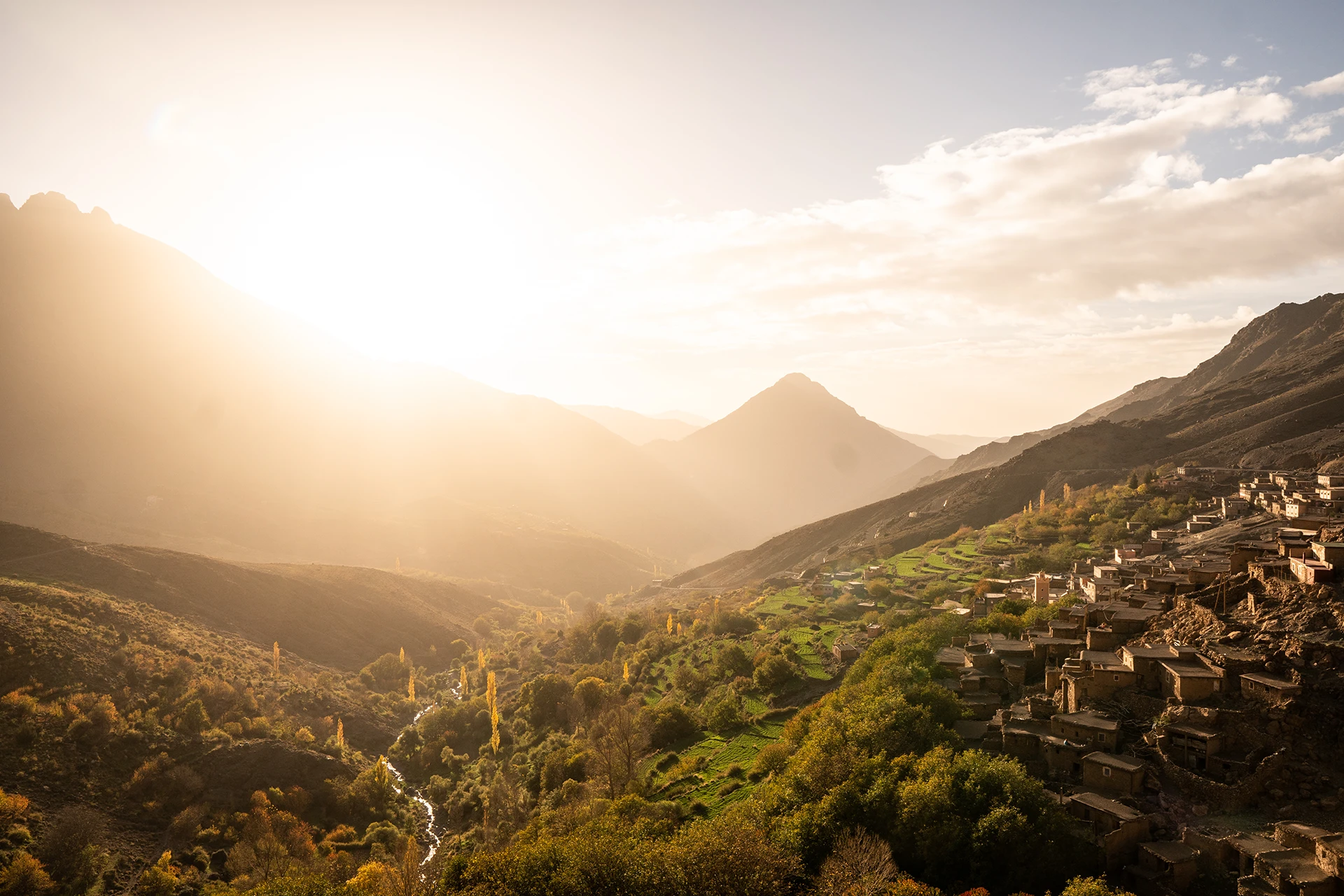 Zon schijnt door een bergpas in de ochtend