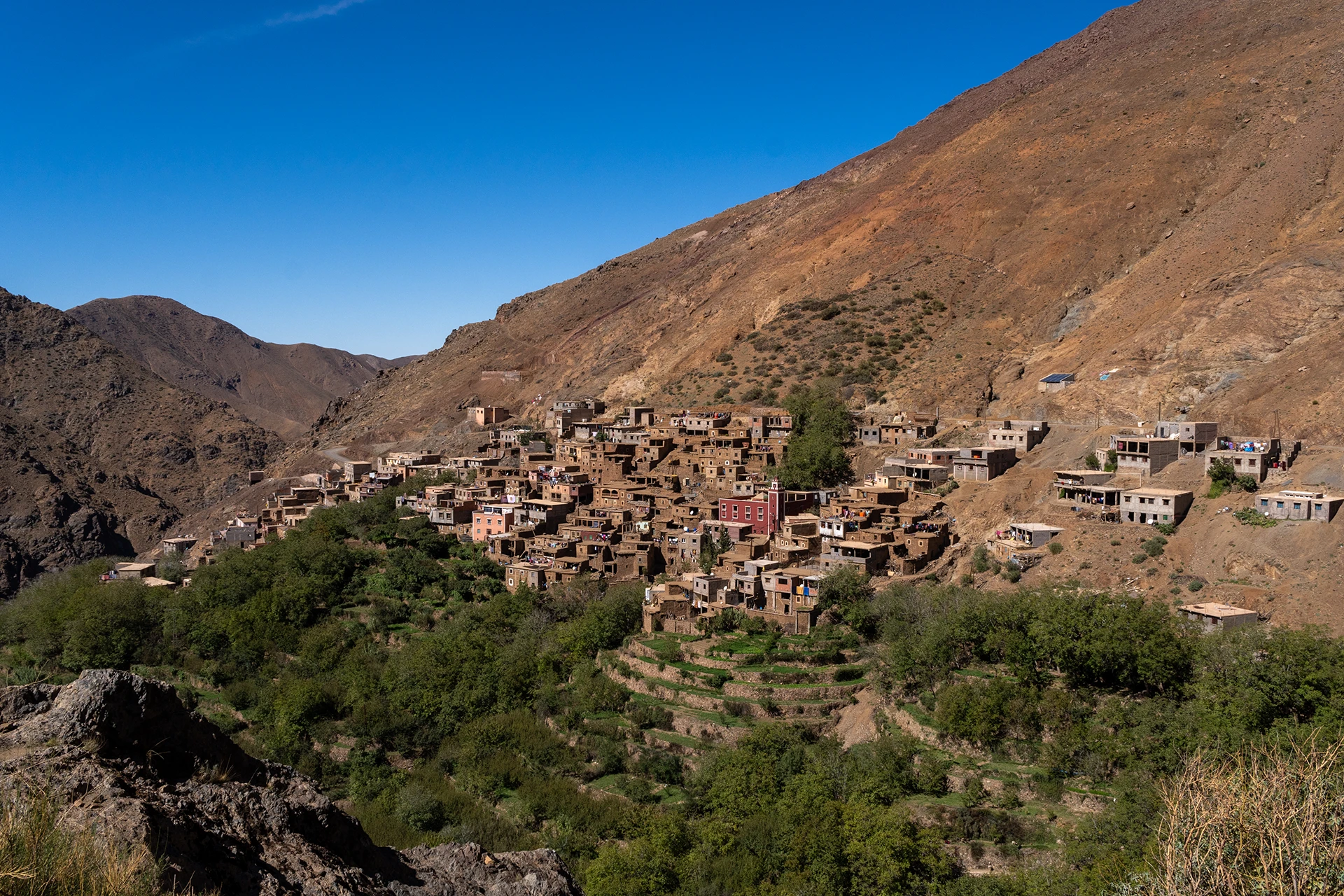 Klein bergdorp verscholen tussen bomen