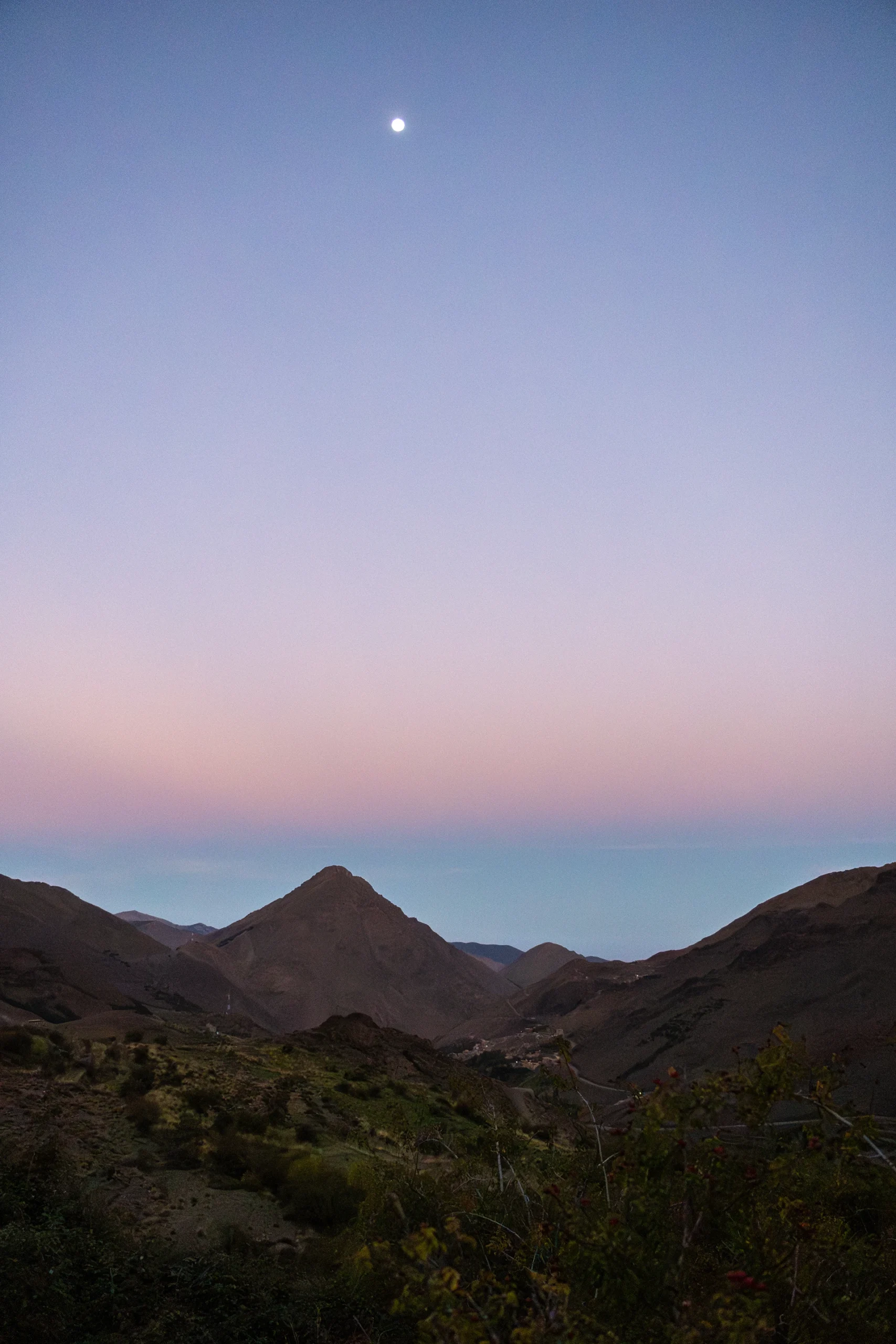 Zachte pastelkleuren boven bergachtige horizon