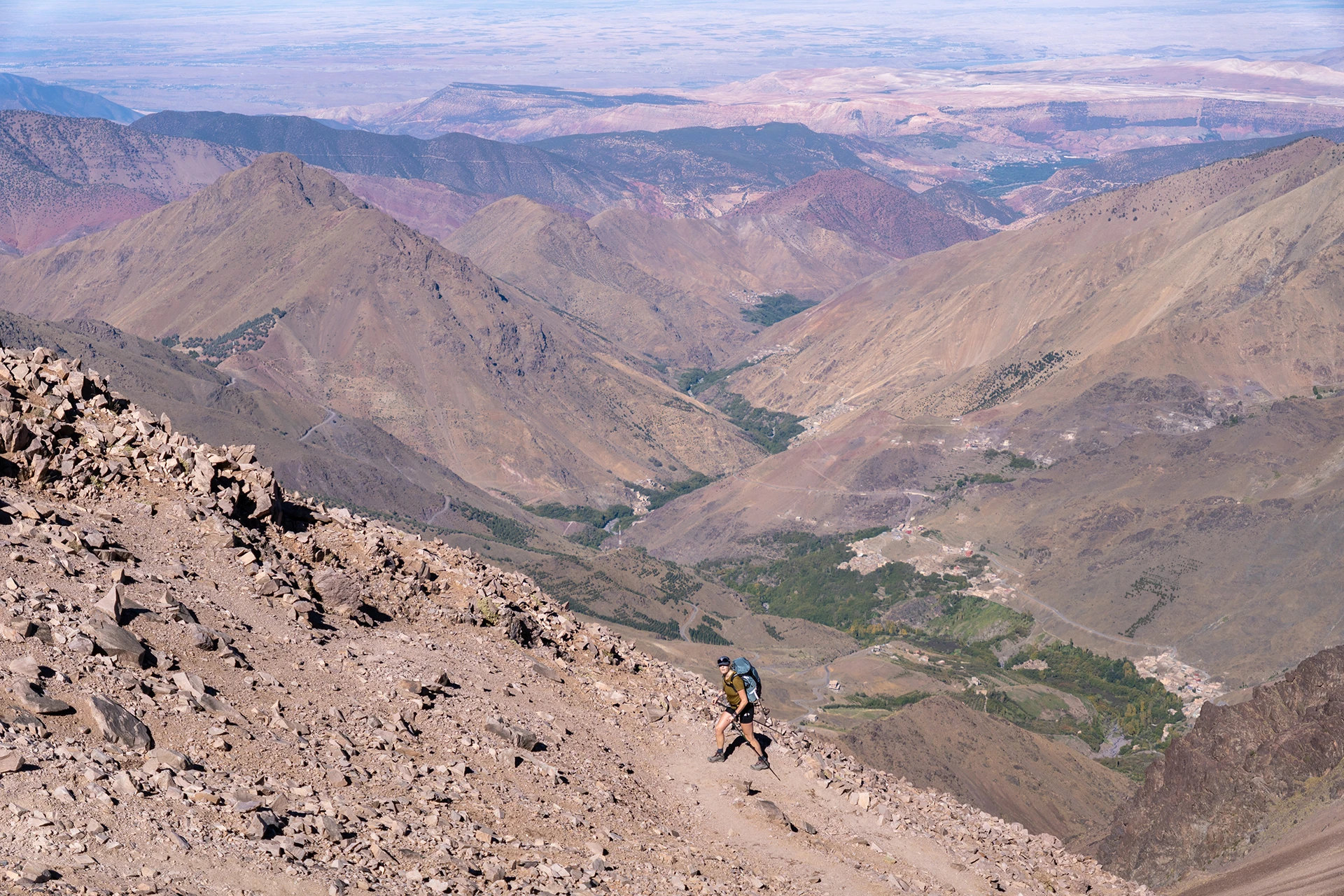 Breed dal tussen droge bergen