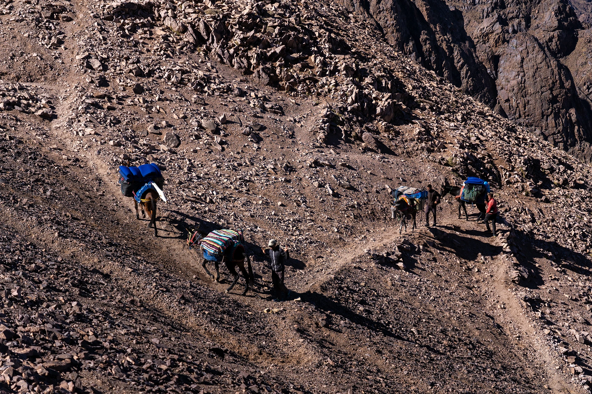 Hikers lopen een steile berghelling op