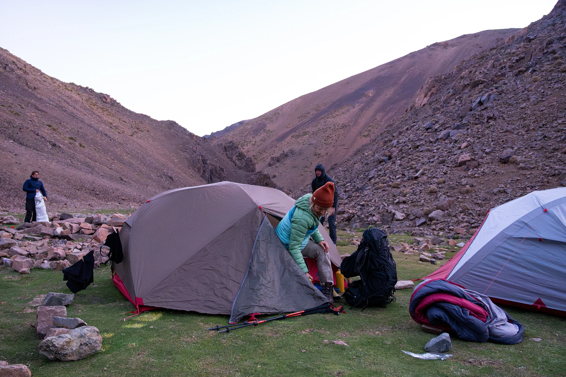 Twee tenten in berglandschap tijdens zonsondergang