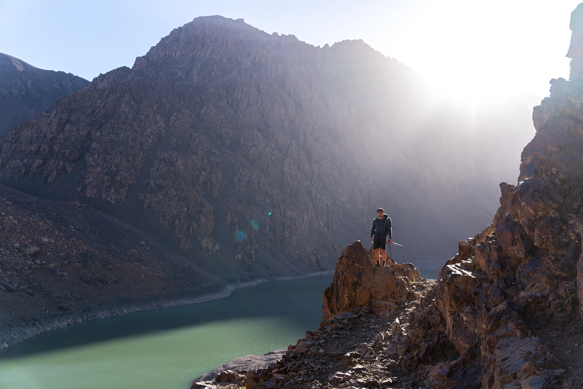 Wandelaar kijkt uit over diep gelegen meer