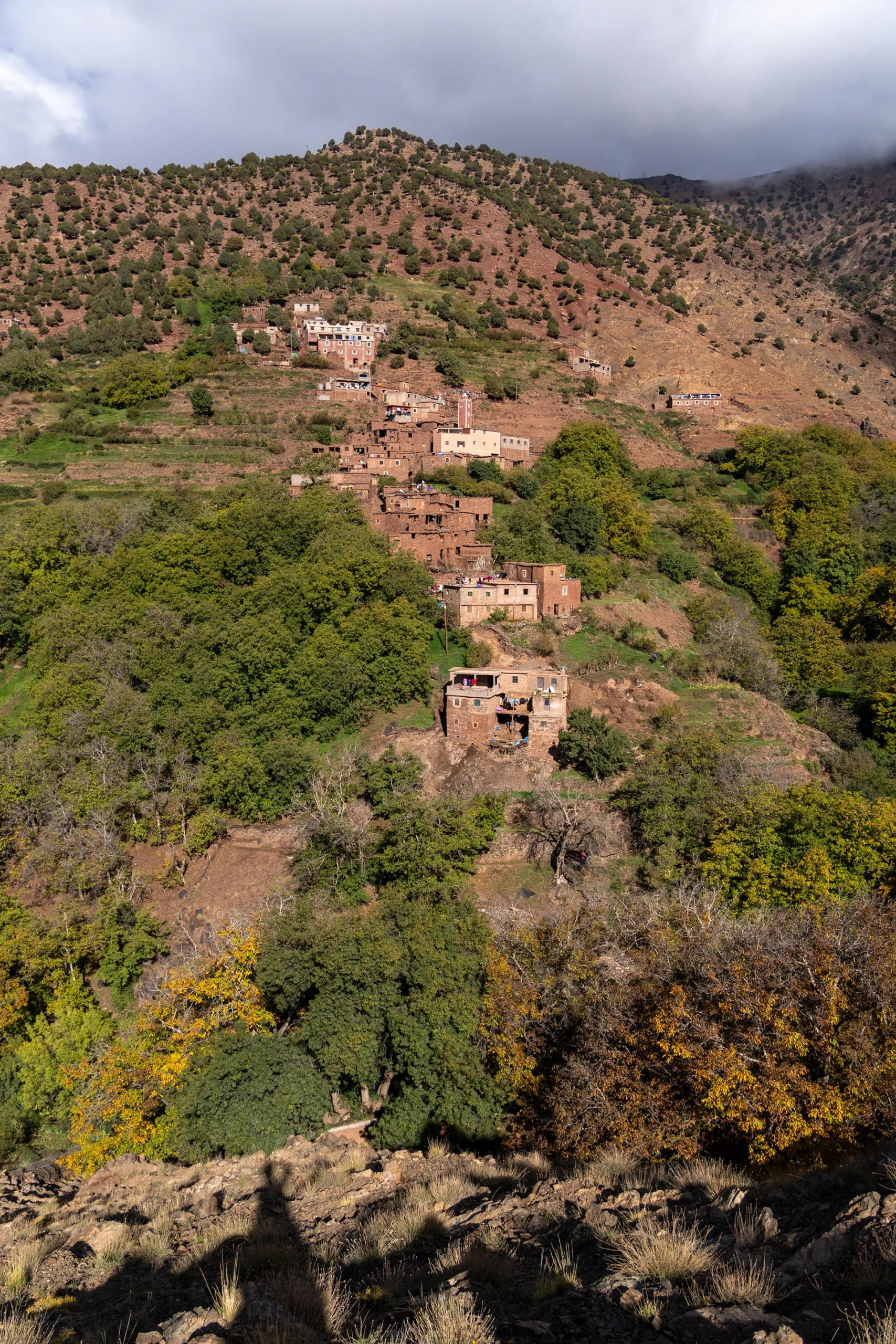 Bergdorp tegen steile heuvels