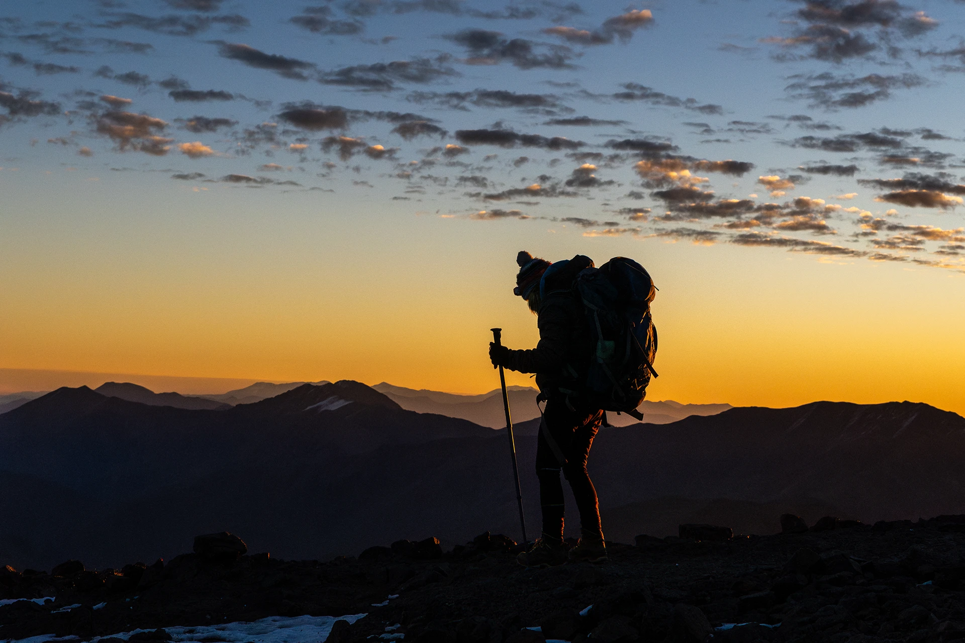 Wandelaar silhouet bij zonsondergang
