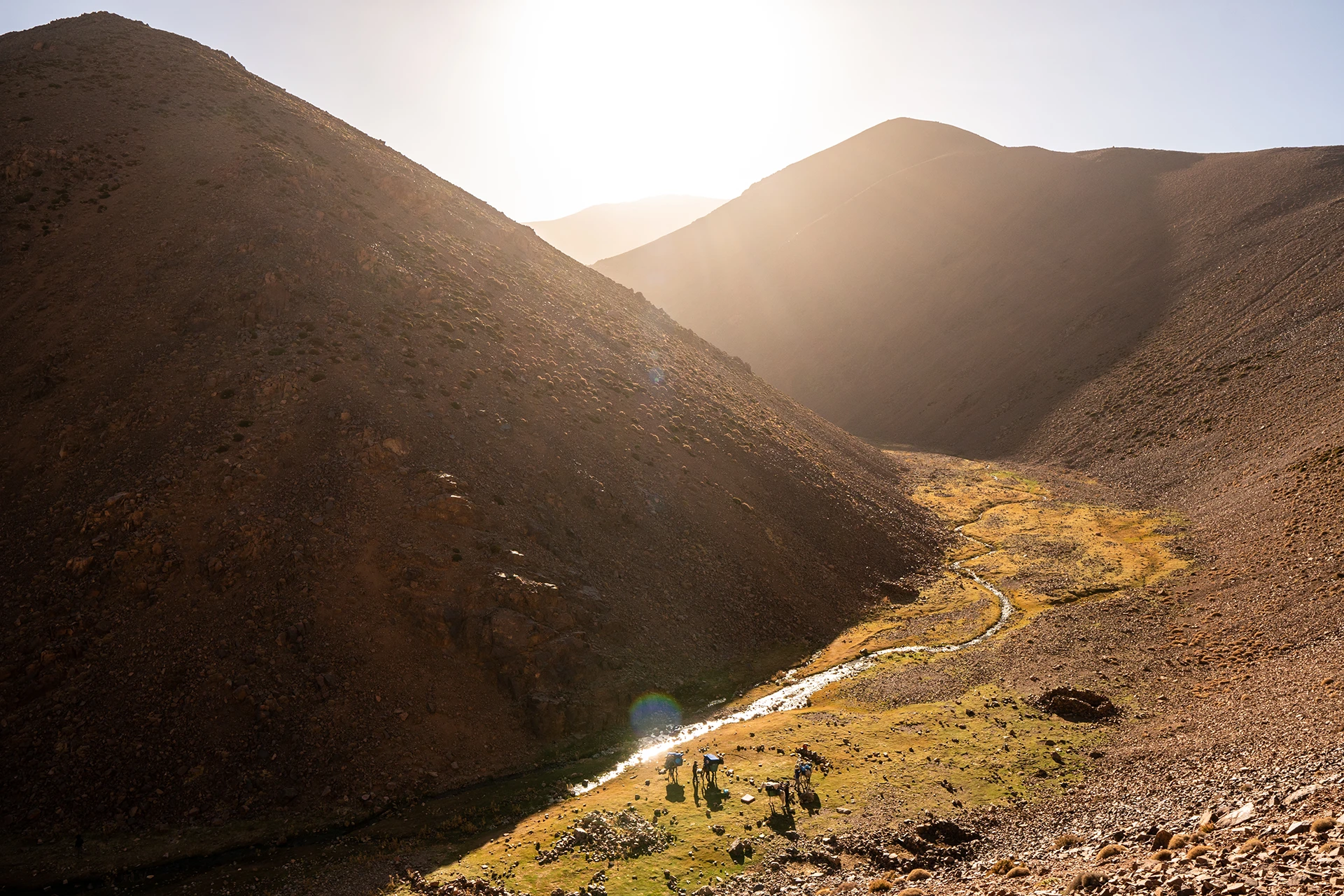 Smalle vallei verlicht door opkomende zon