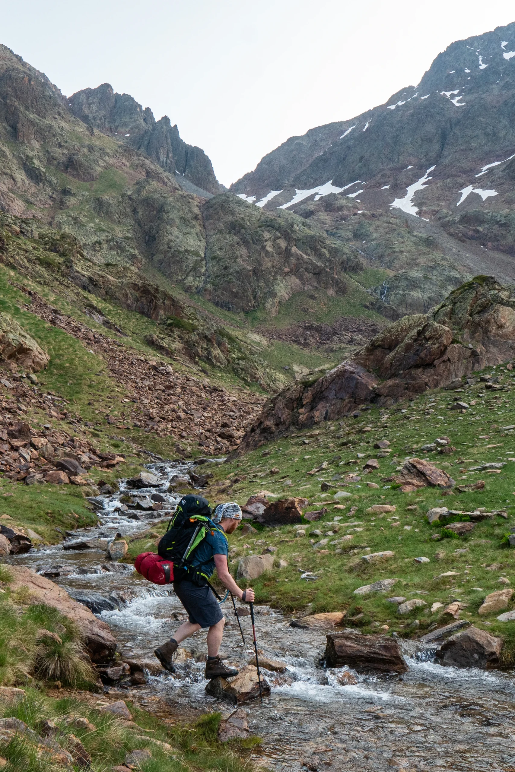 Groen dal tussen hoge bergwanden