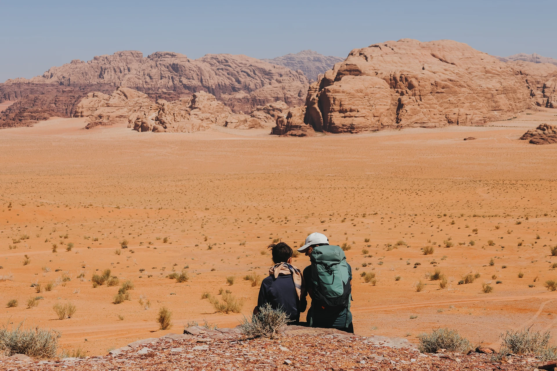 Hikers rusten in open woestijnvlakte