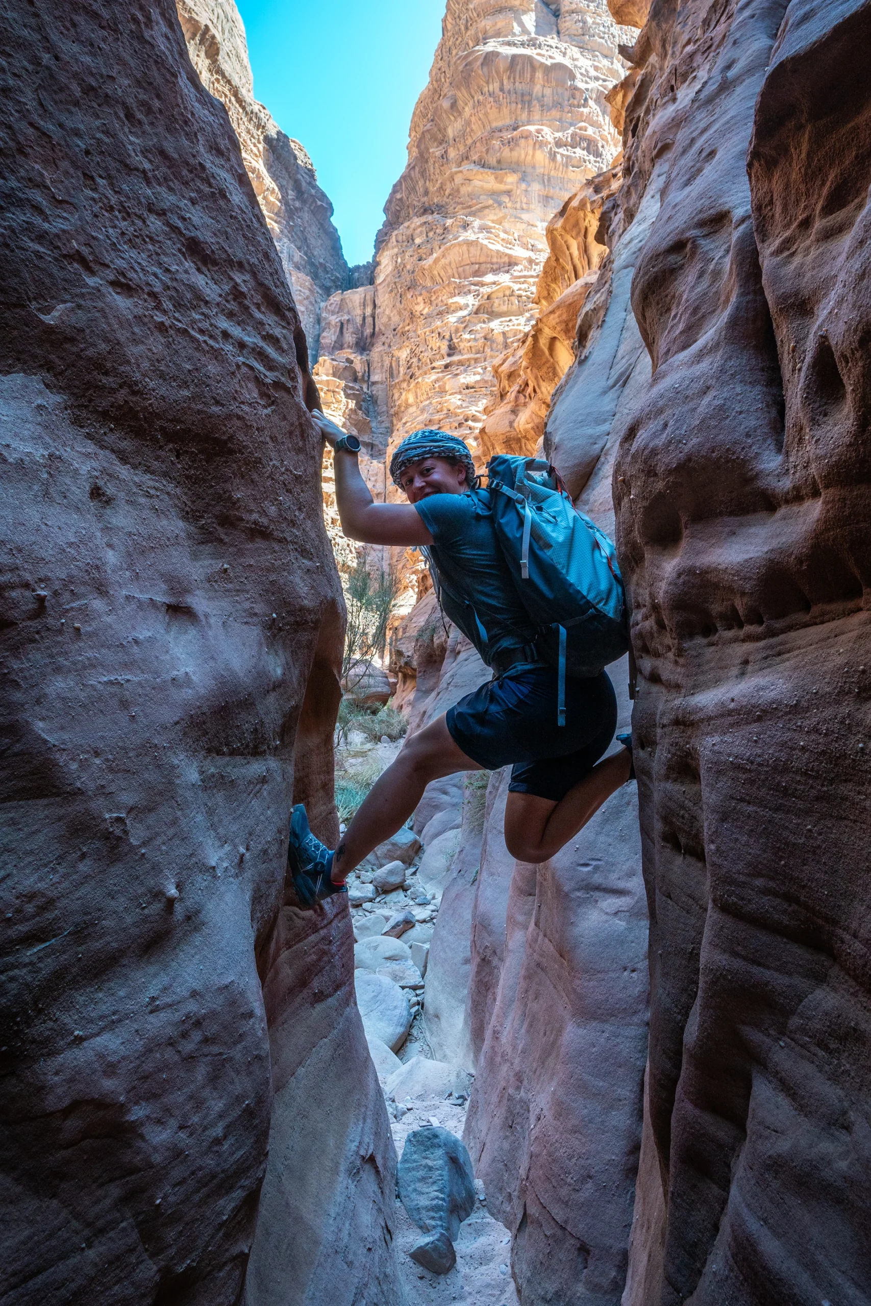 Klimmer beweegt door smalle zandsteen kloof