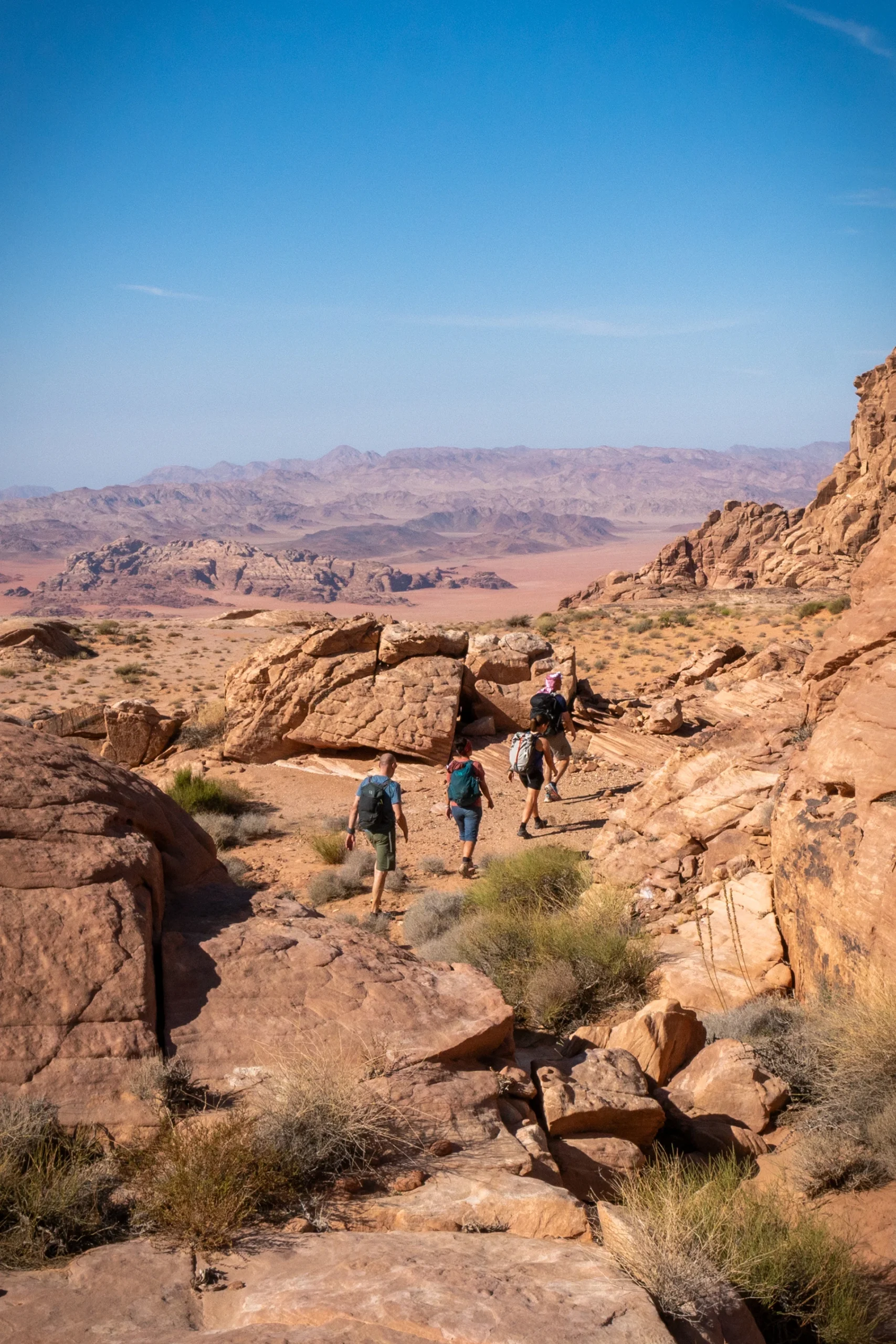 Zandsteenbogen boven uitgestrekte woestijn
