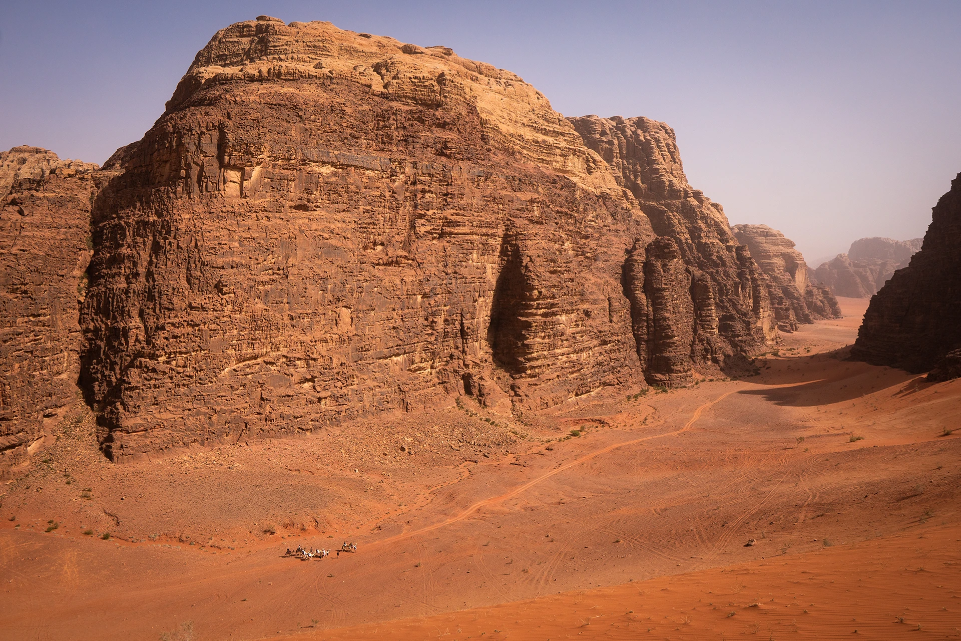 Hoge zandsteenwanden in warm woestijnlicht