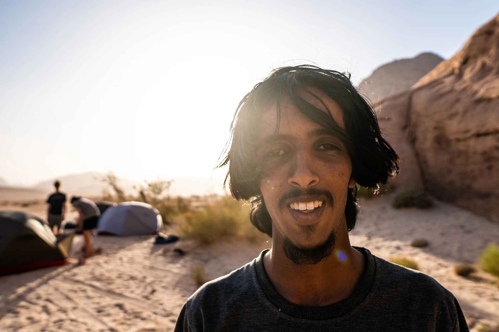 Portret van man met tent op achtergrond in de woestijn