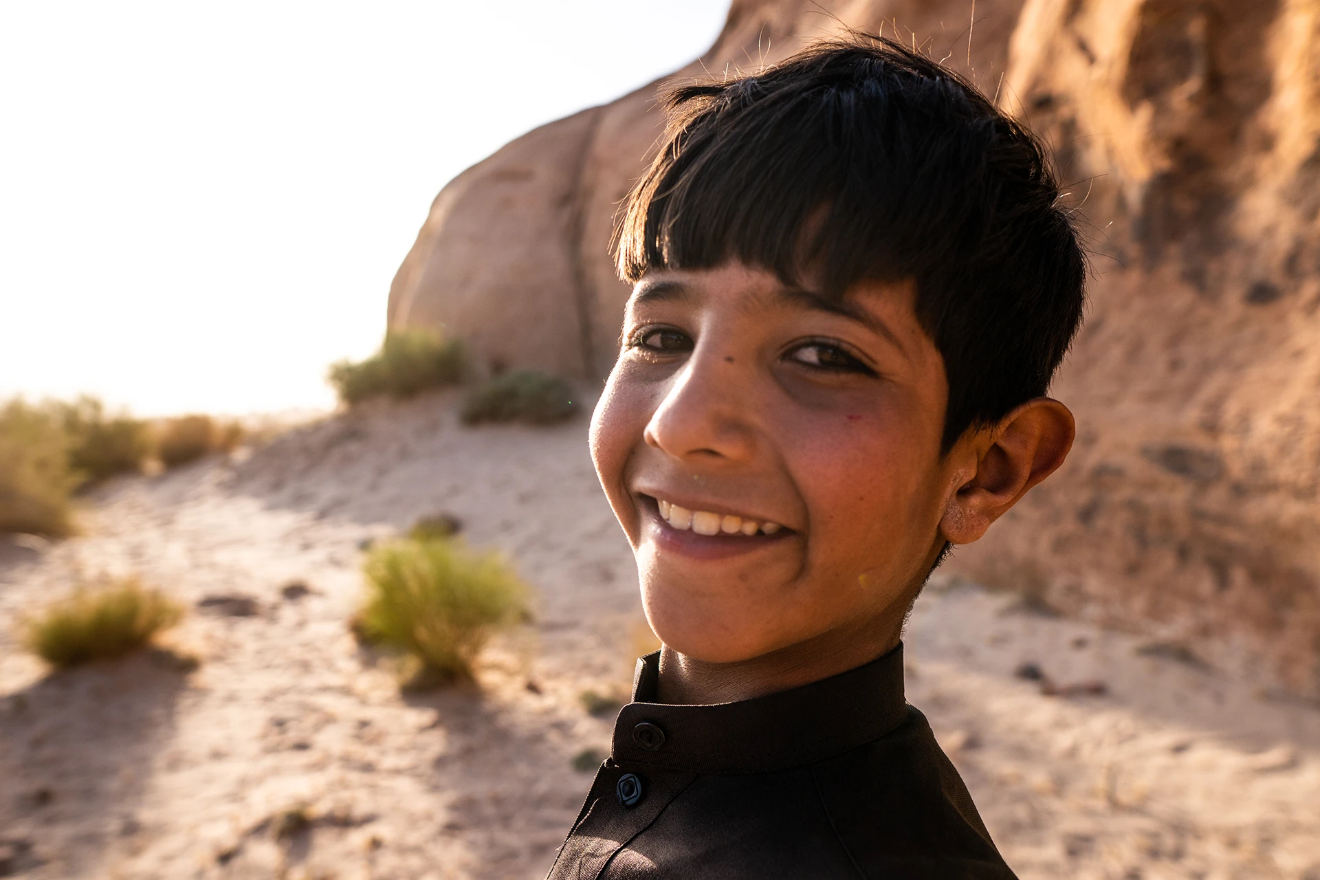 Portret van jongen in woestijnlicht