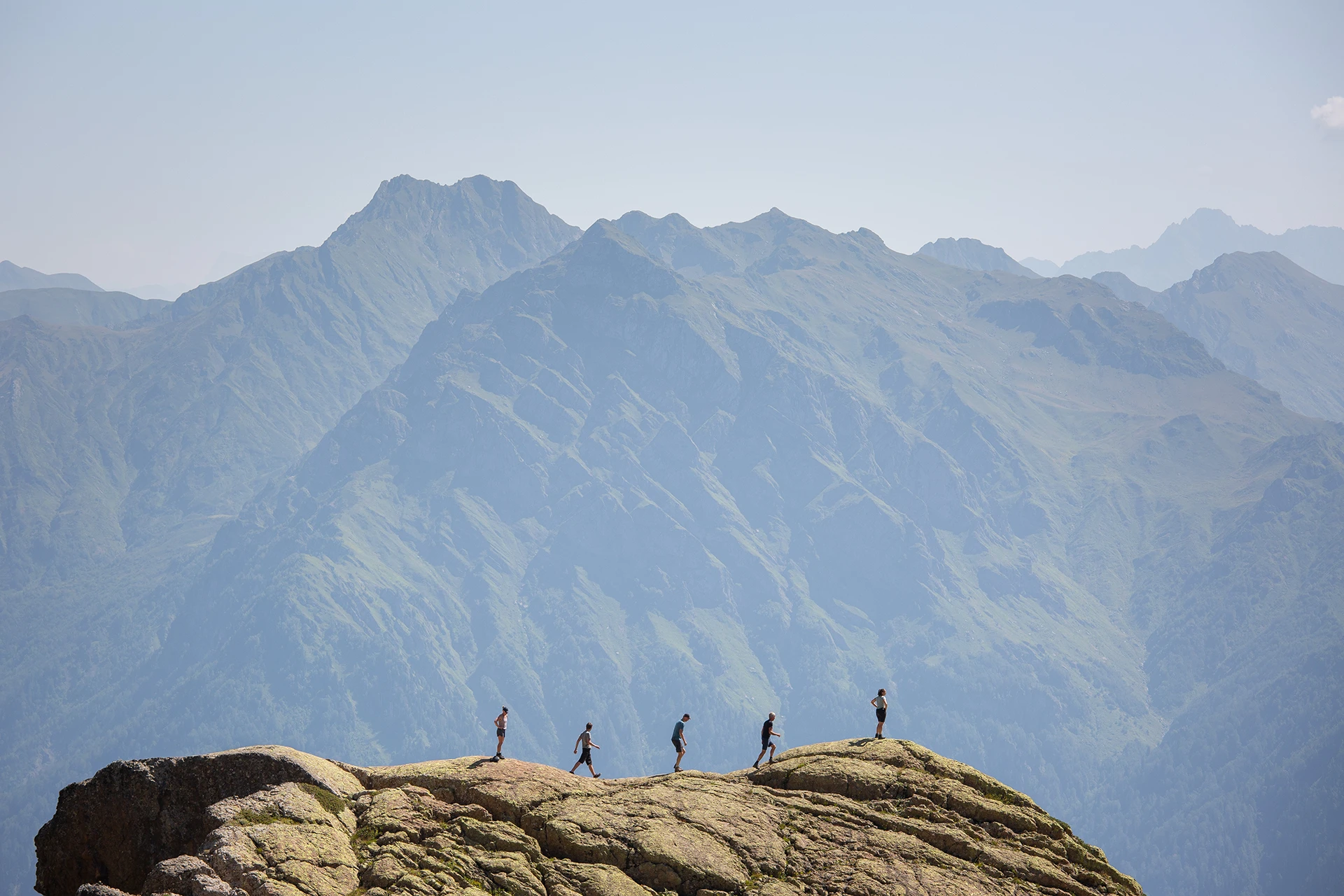 Hikers lopen langs scherpe bergkammen