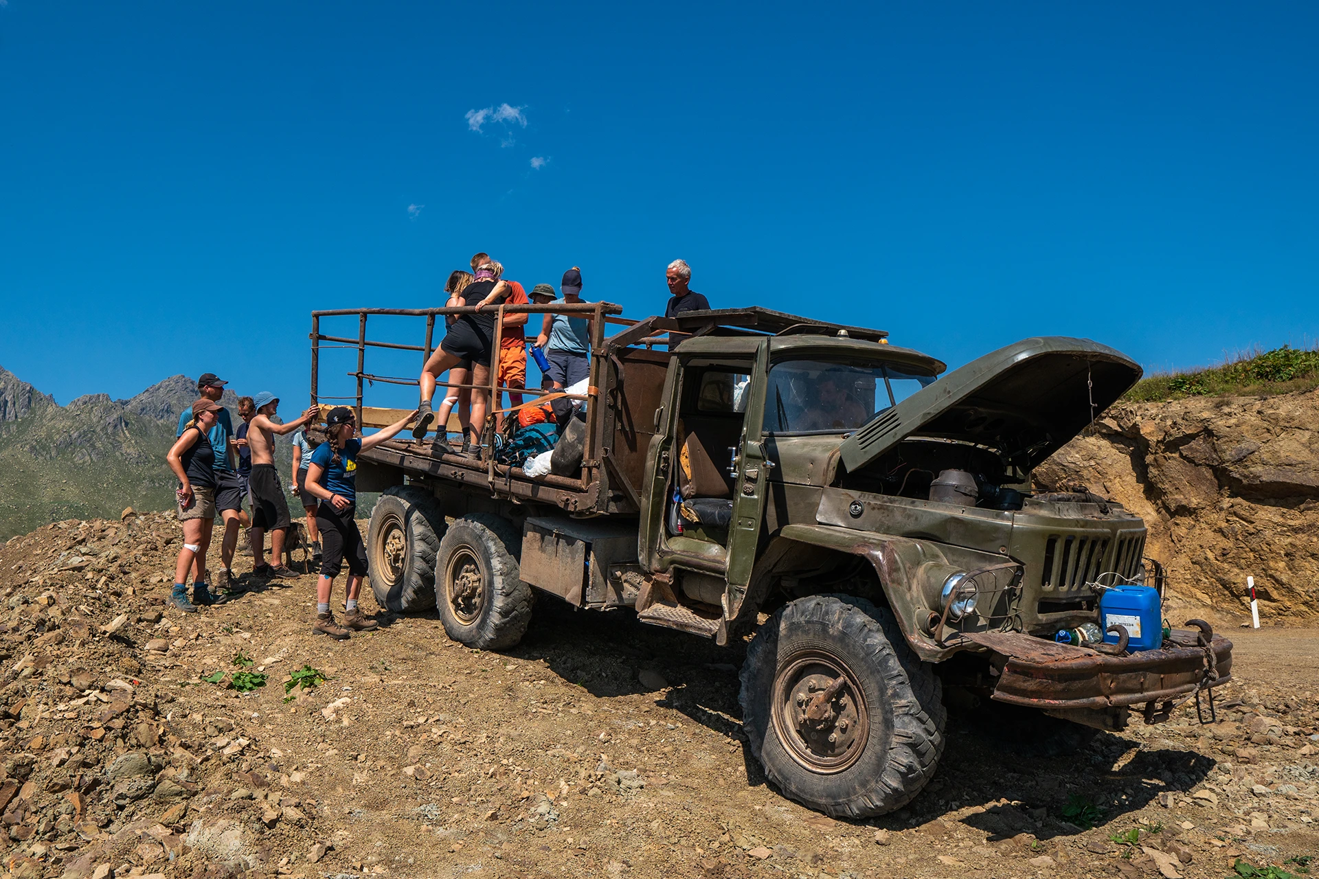 Hikers staan bij terreinwagen in berggebied