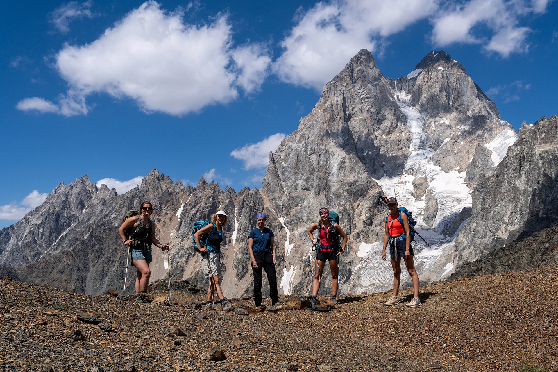 Groep hikers loopt over ruige bergkam
