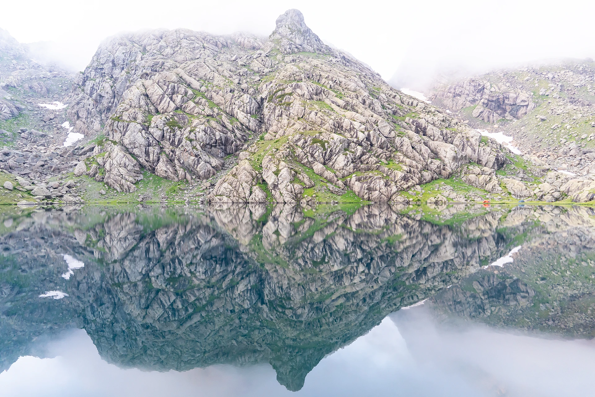 Stil bergmeer met spiegelend water
