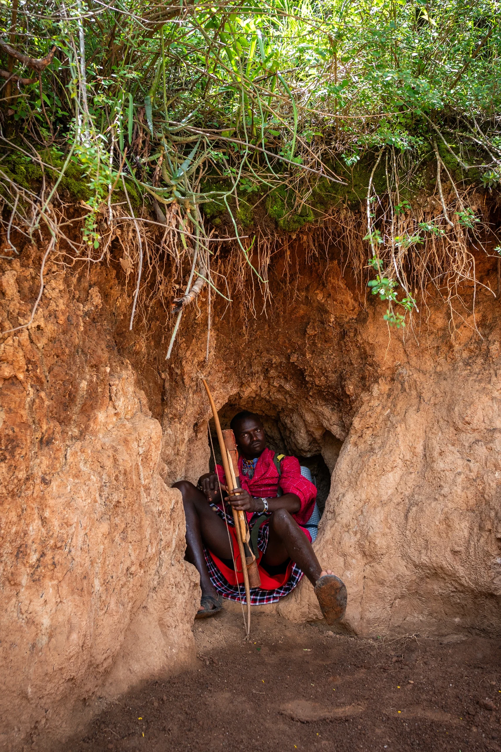 Man zit in uitgeholde rotsnis met gereedschap