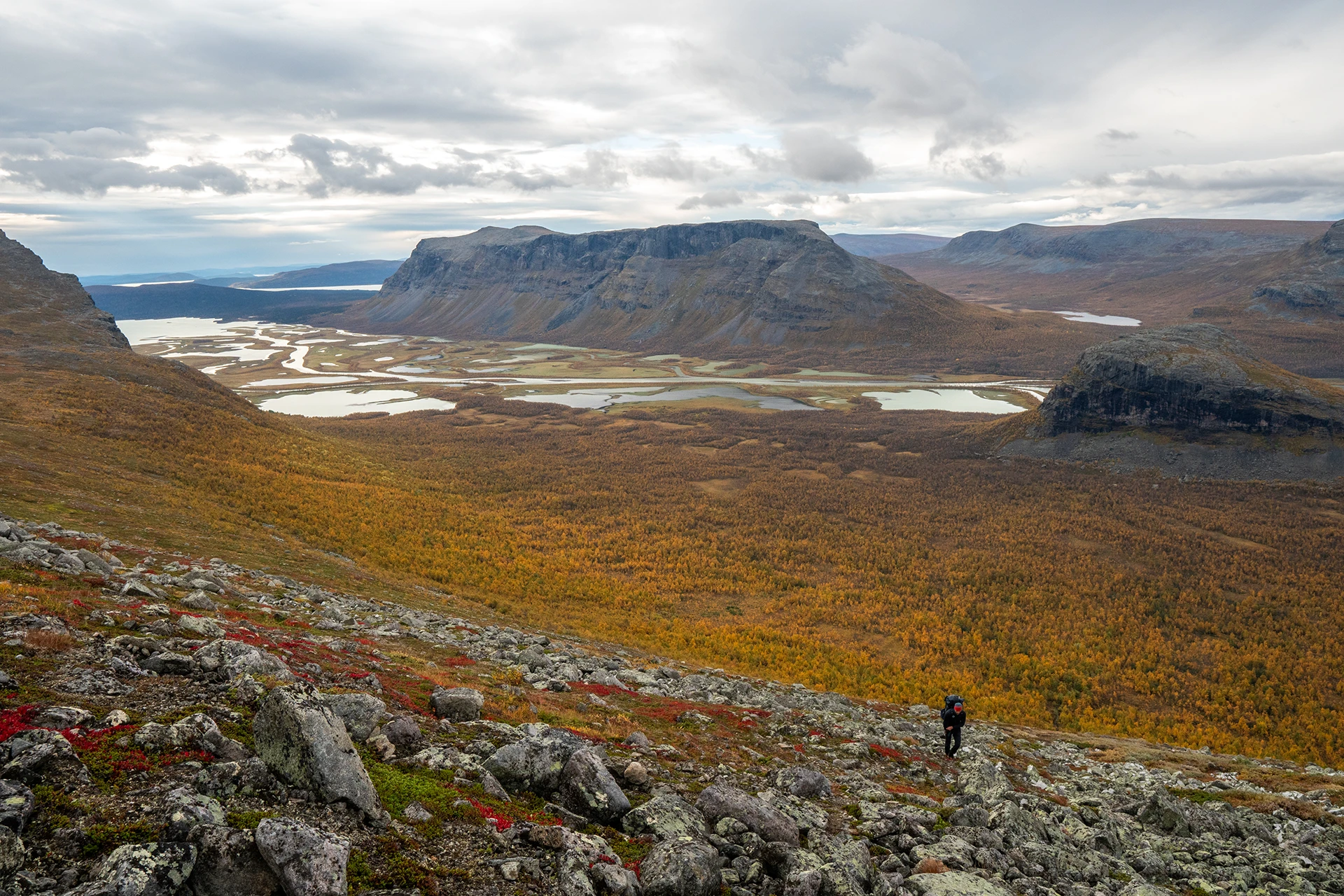 Berglandschap met lage zon boven een uitgestrekte vlakte
