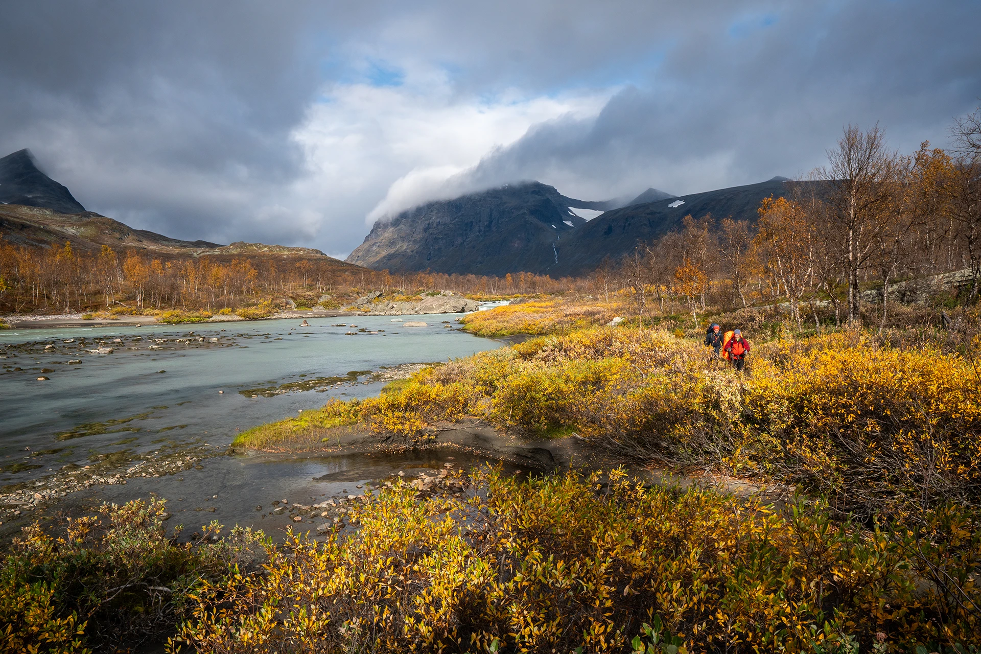 Berglandschap met blauwe lucht en laaghangende wolken