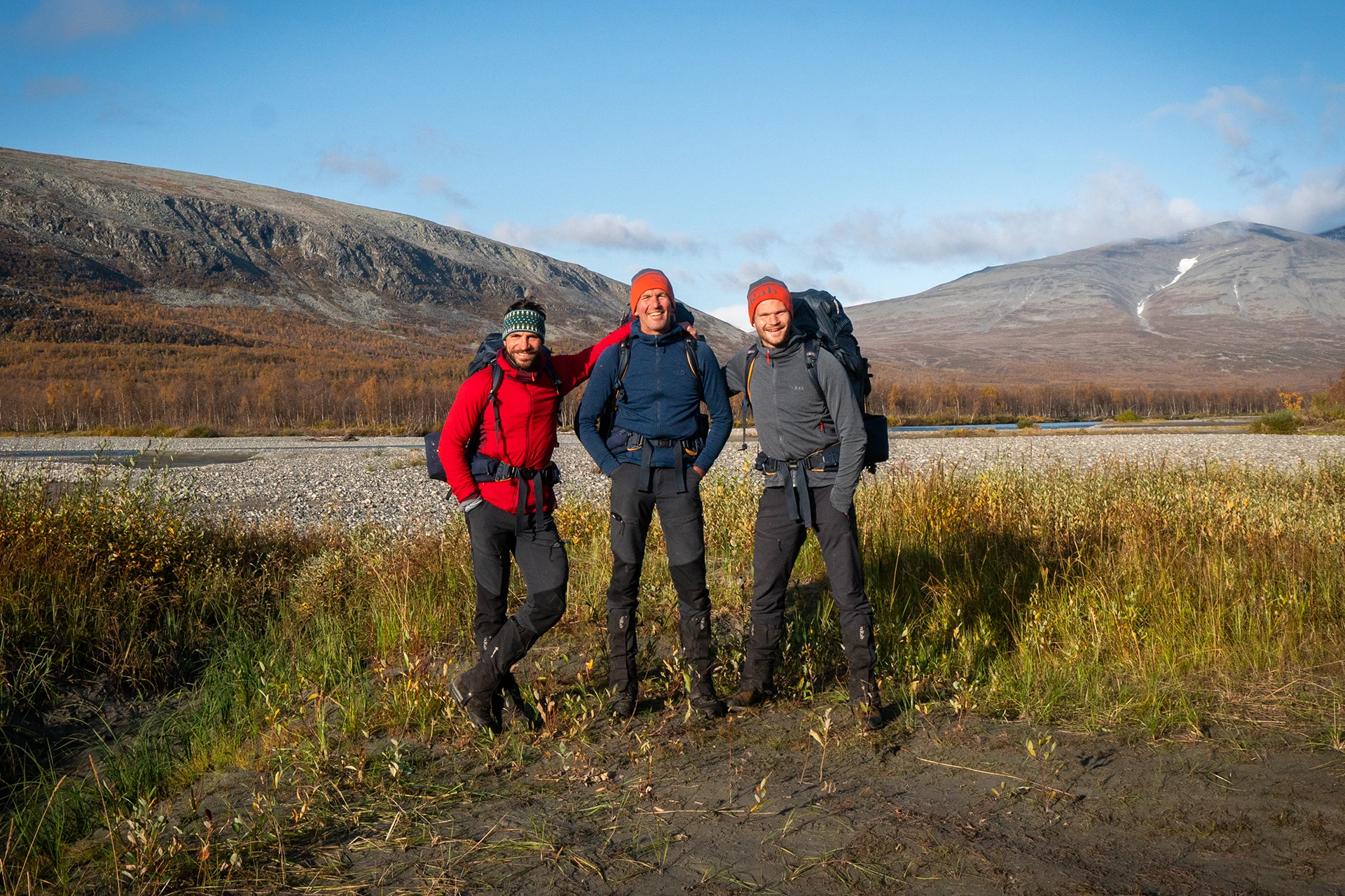 Nachtelijk kampvuur met silhouetten van mensen in een bos