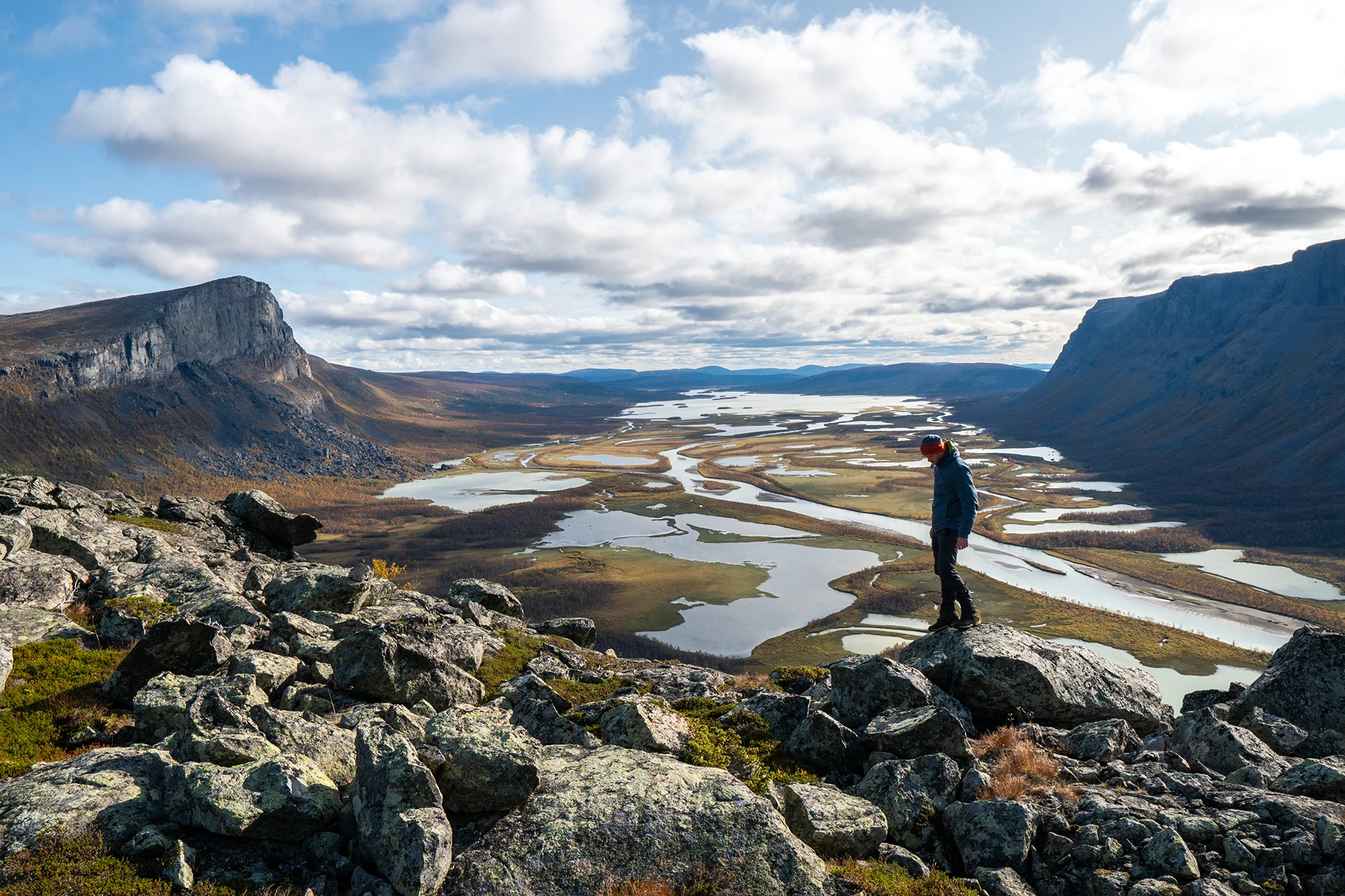 Maasai groep die samen staat en naar het landschap kijkt