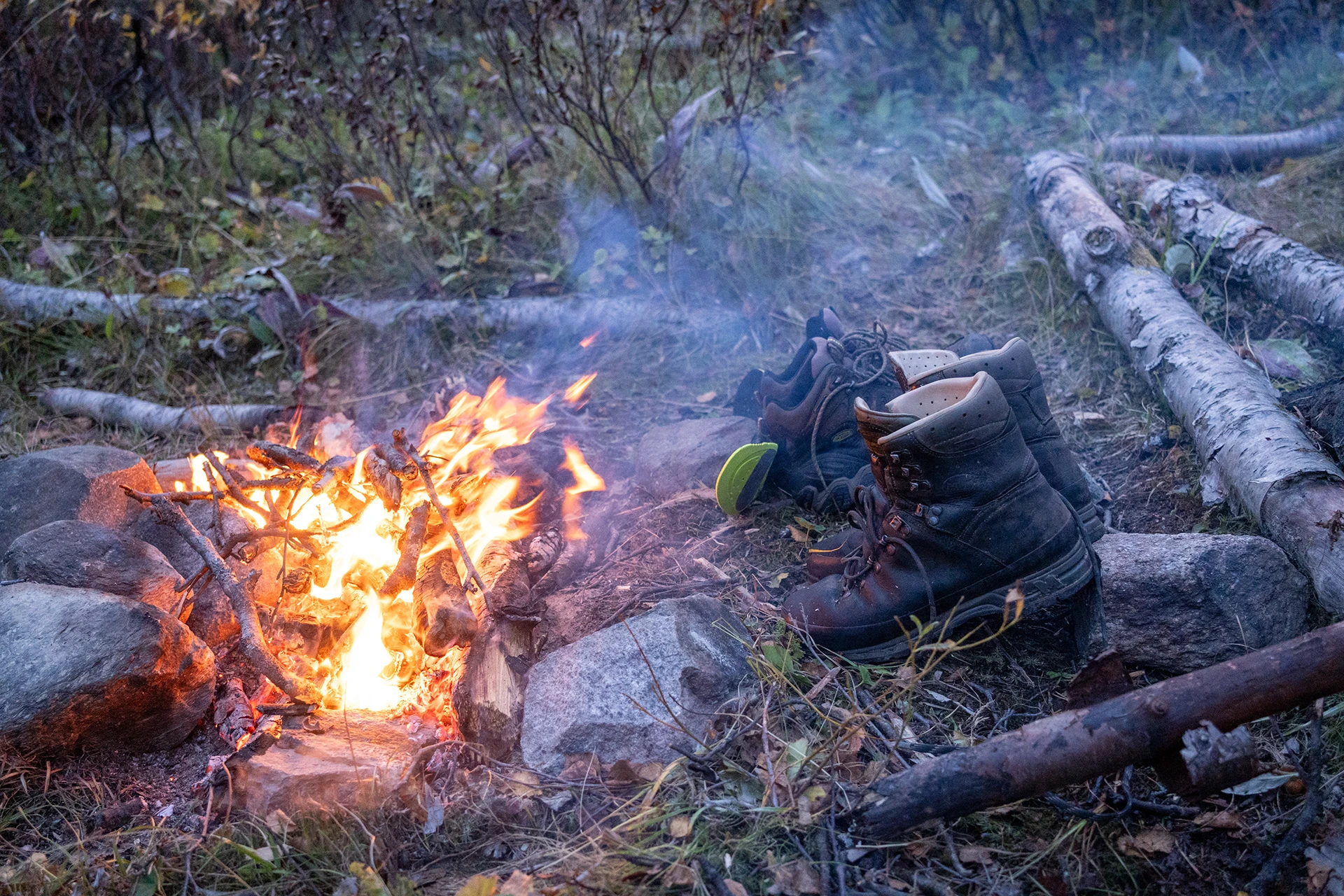Vuurplaats tussen rotsen tijdens een trektocht