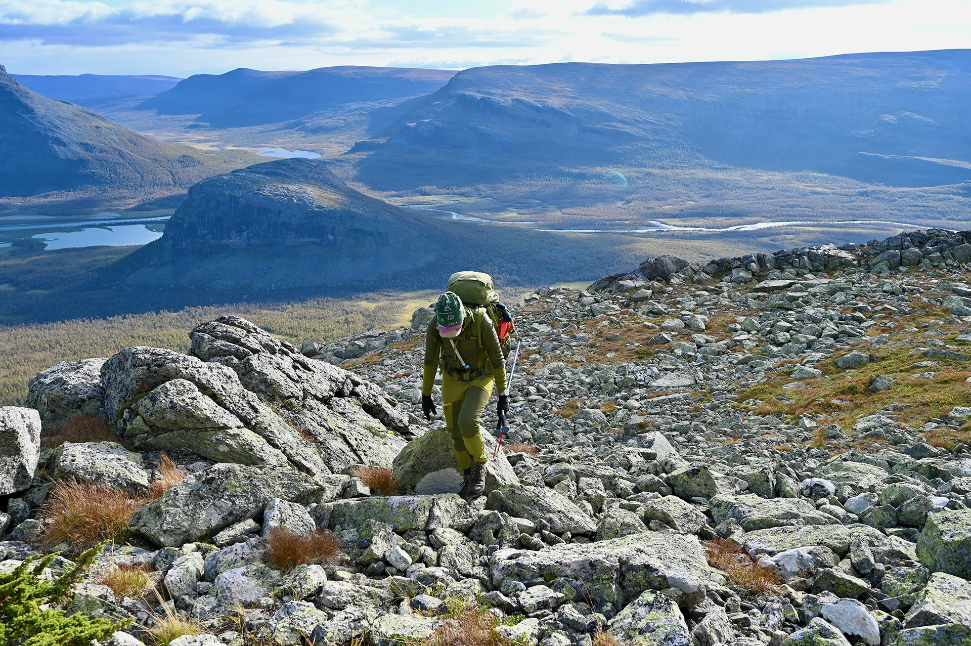 Wandelaar op een rotsachtig pad tussen bergen