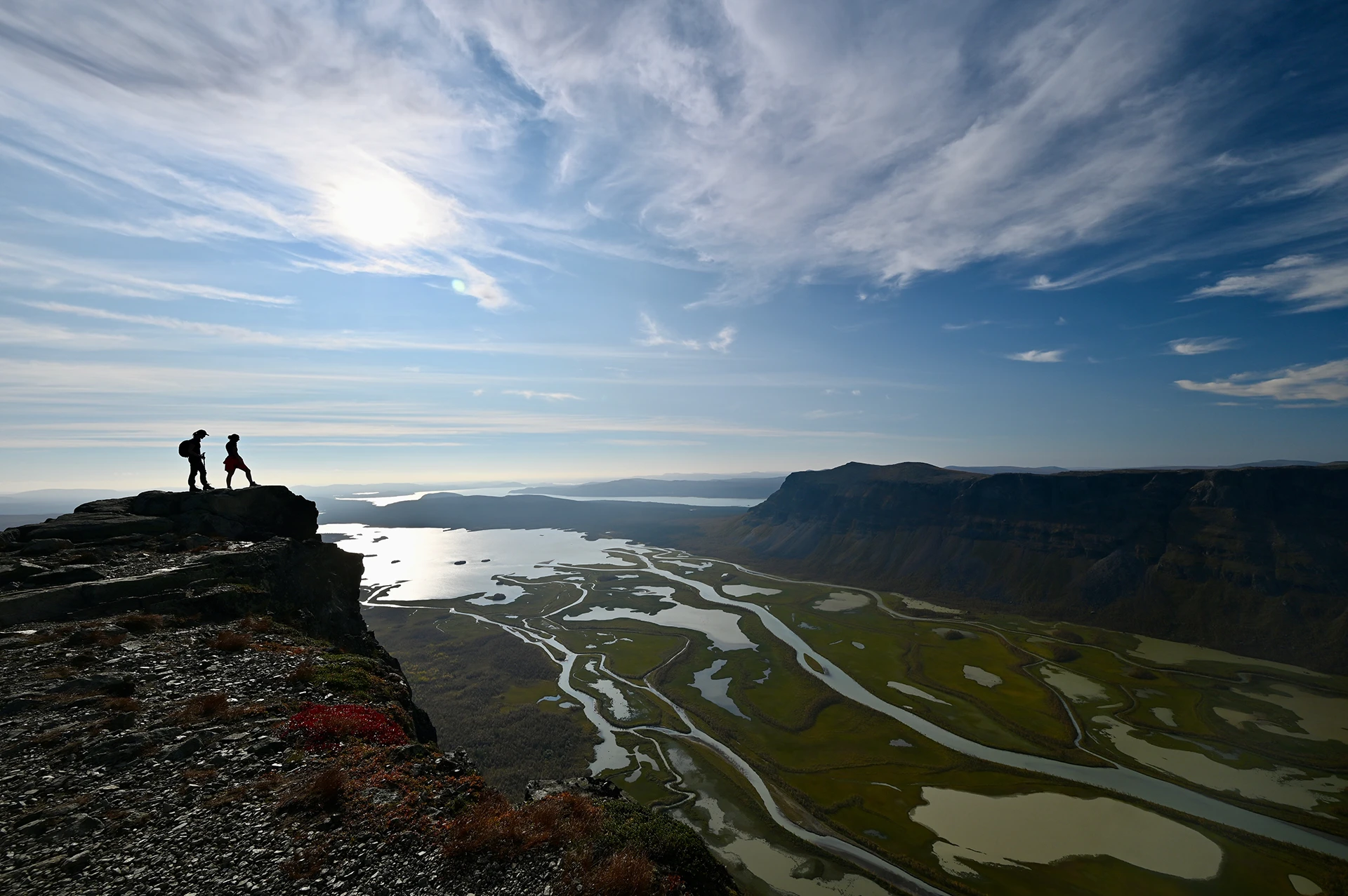 Rivierdelta gezien van boven met zonlicht door de wolken