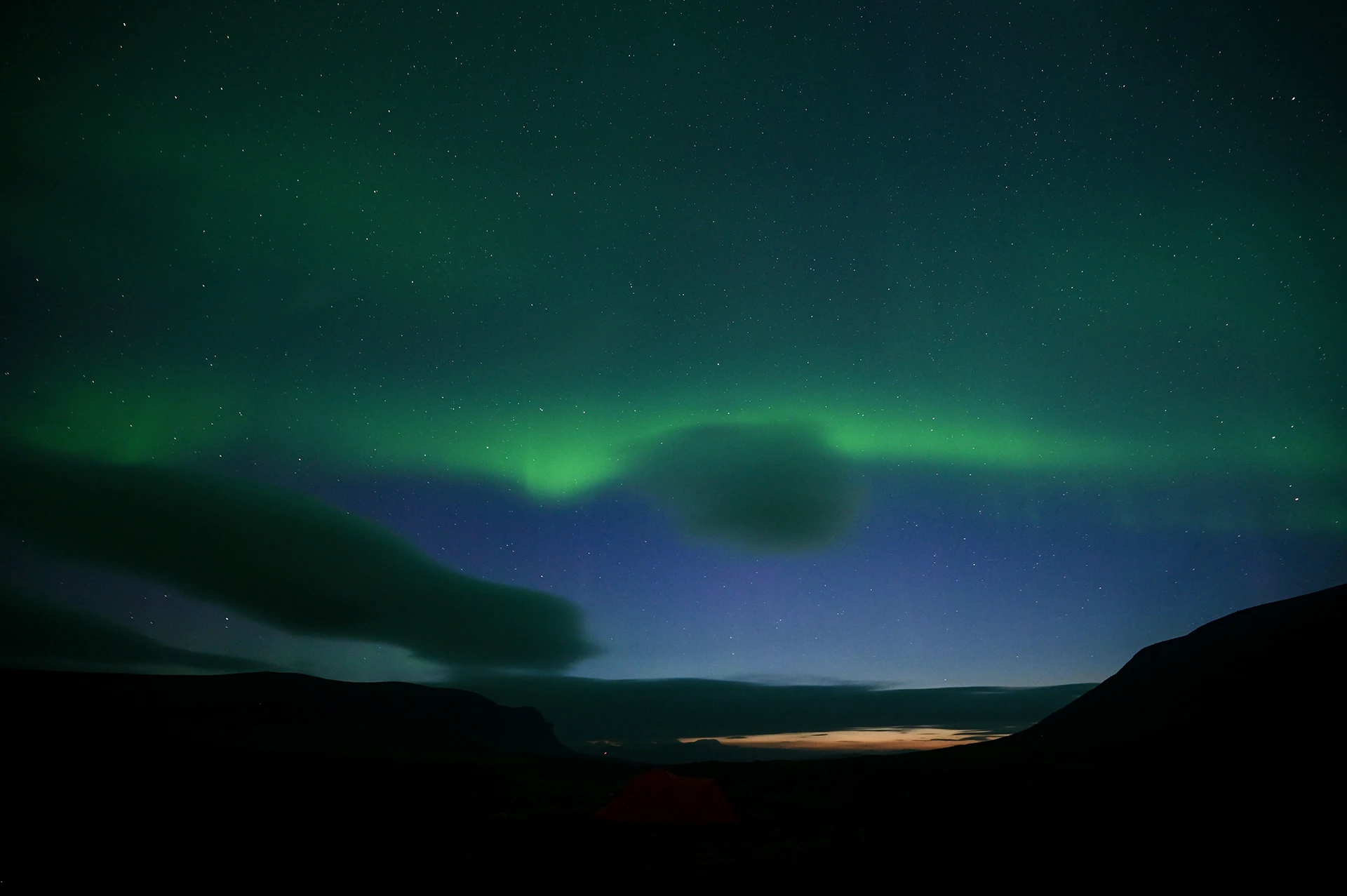 Noorderlicht boven een donkere horizon