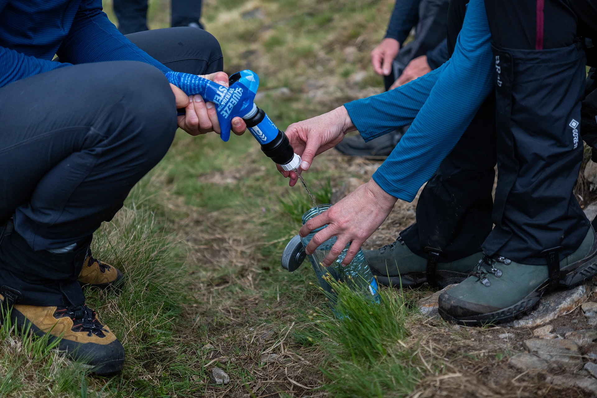 Close up van handen die EHBO toedienen aan iemand op de grond