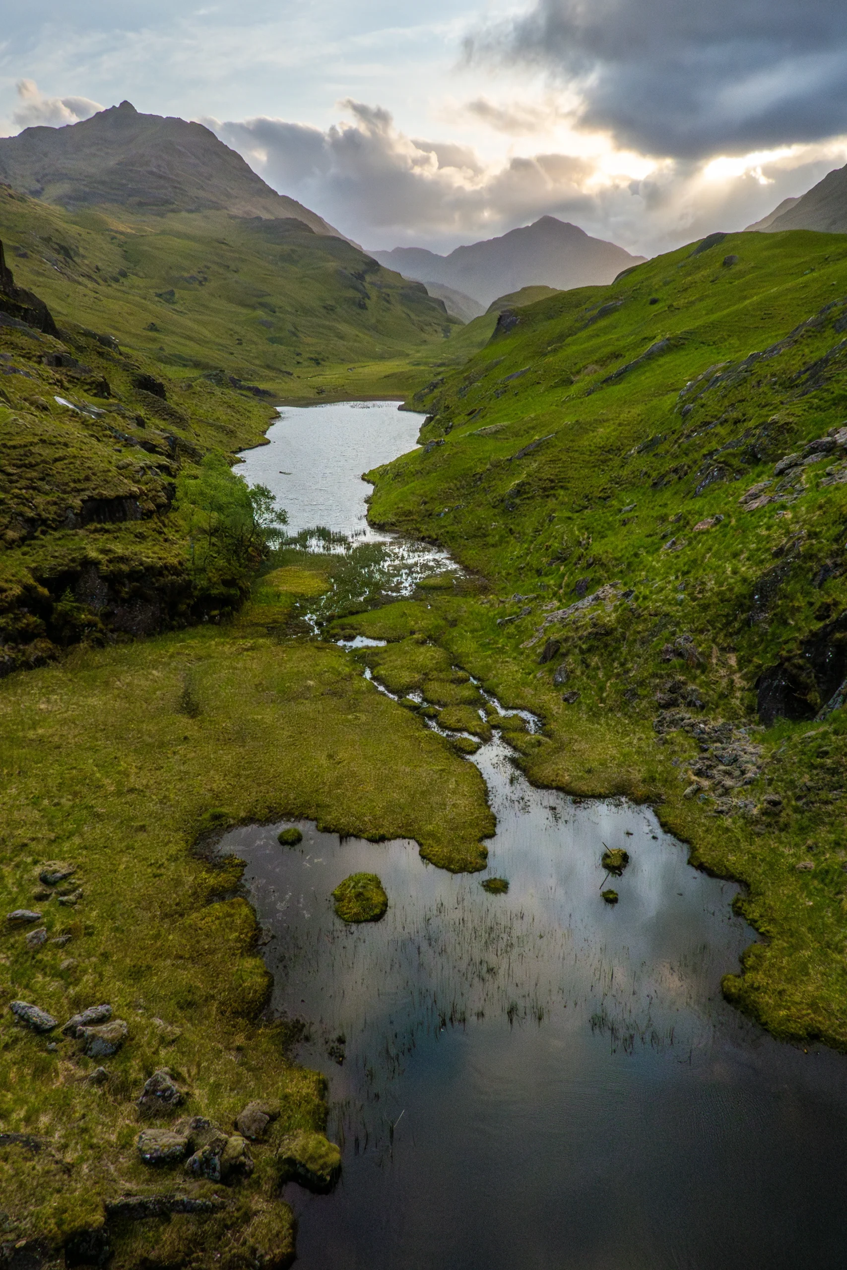Kleine waterstroom in een groene vallei met heuvelruggen