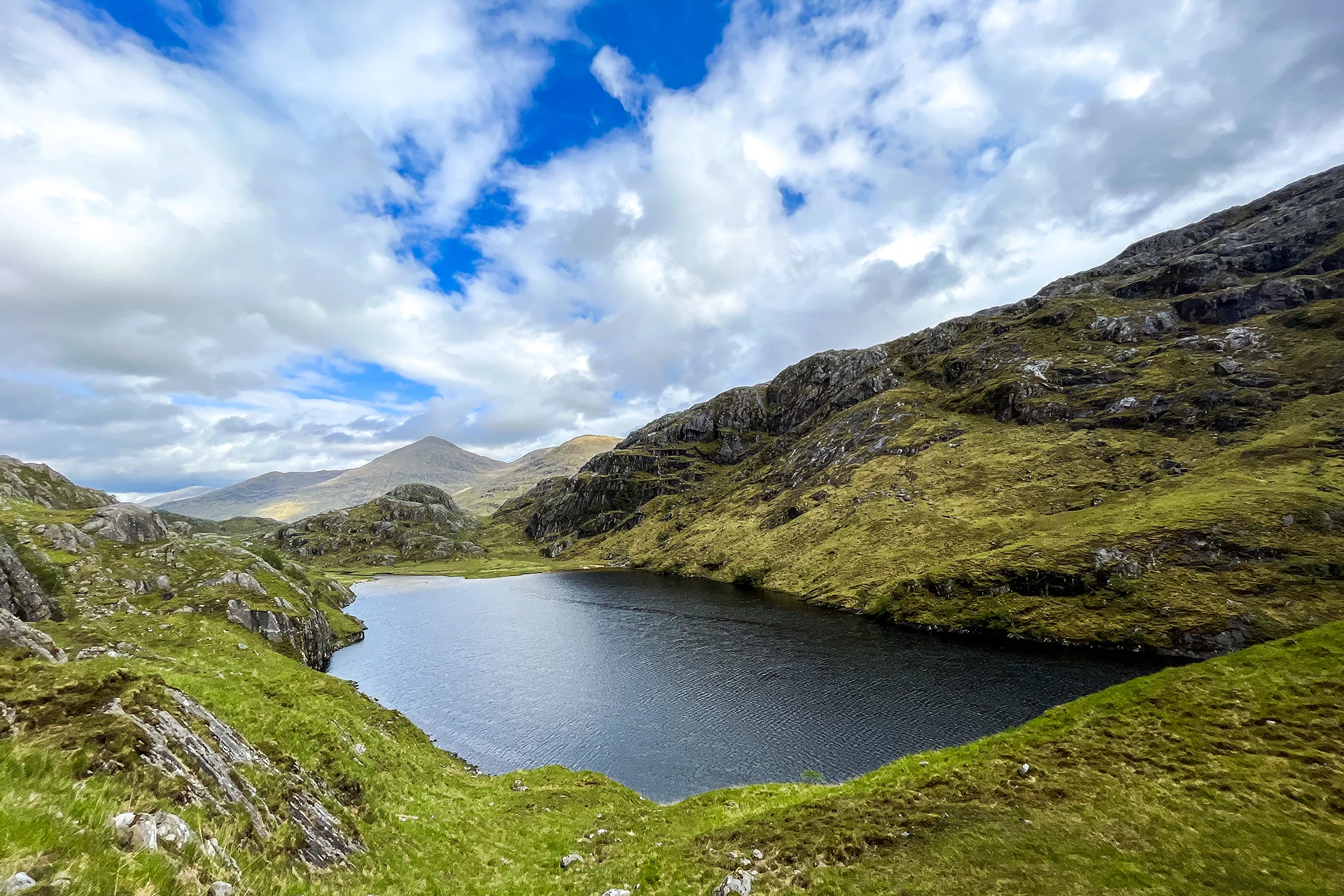 Heldere bergmeren tussen groene heuvels