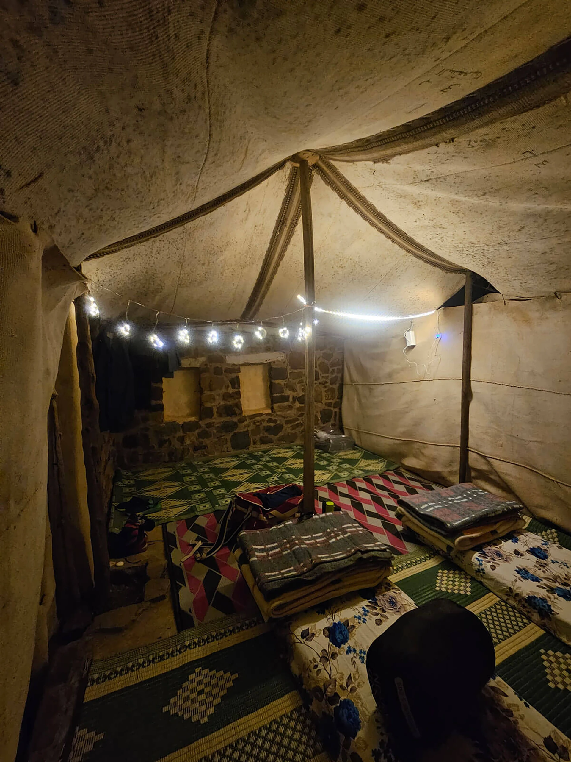 Binnenkant van een nomadentent met eetwaar en verlichting