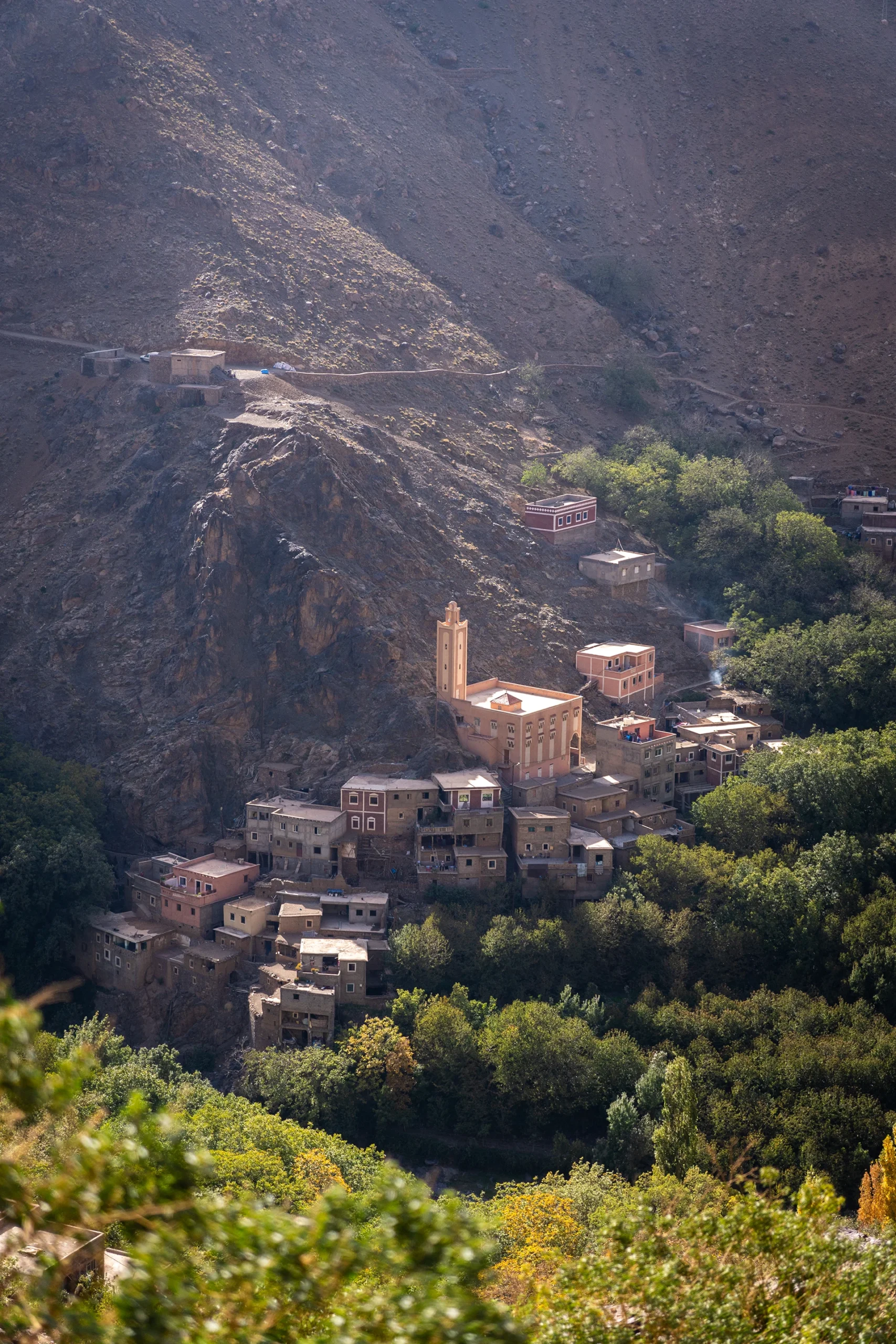 Bergdorp dat tussen hoge kliffen in een vallei ligt
