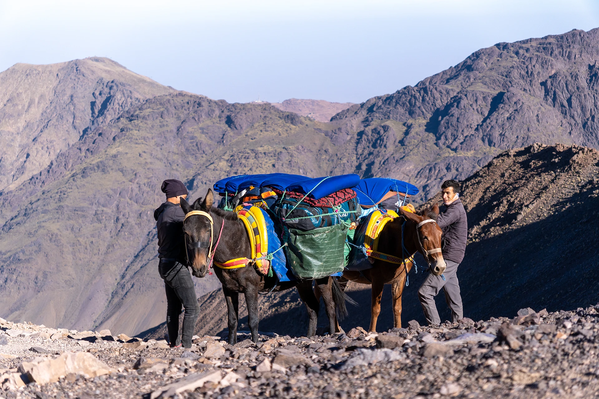 Groep die een draagbaar zeil boven bagage houdt tijdens een tocht