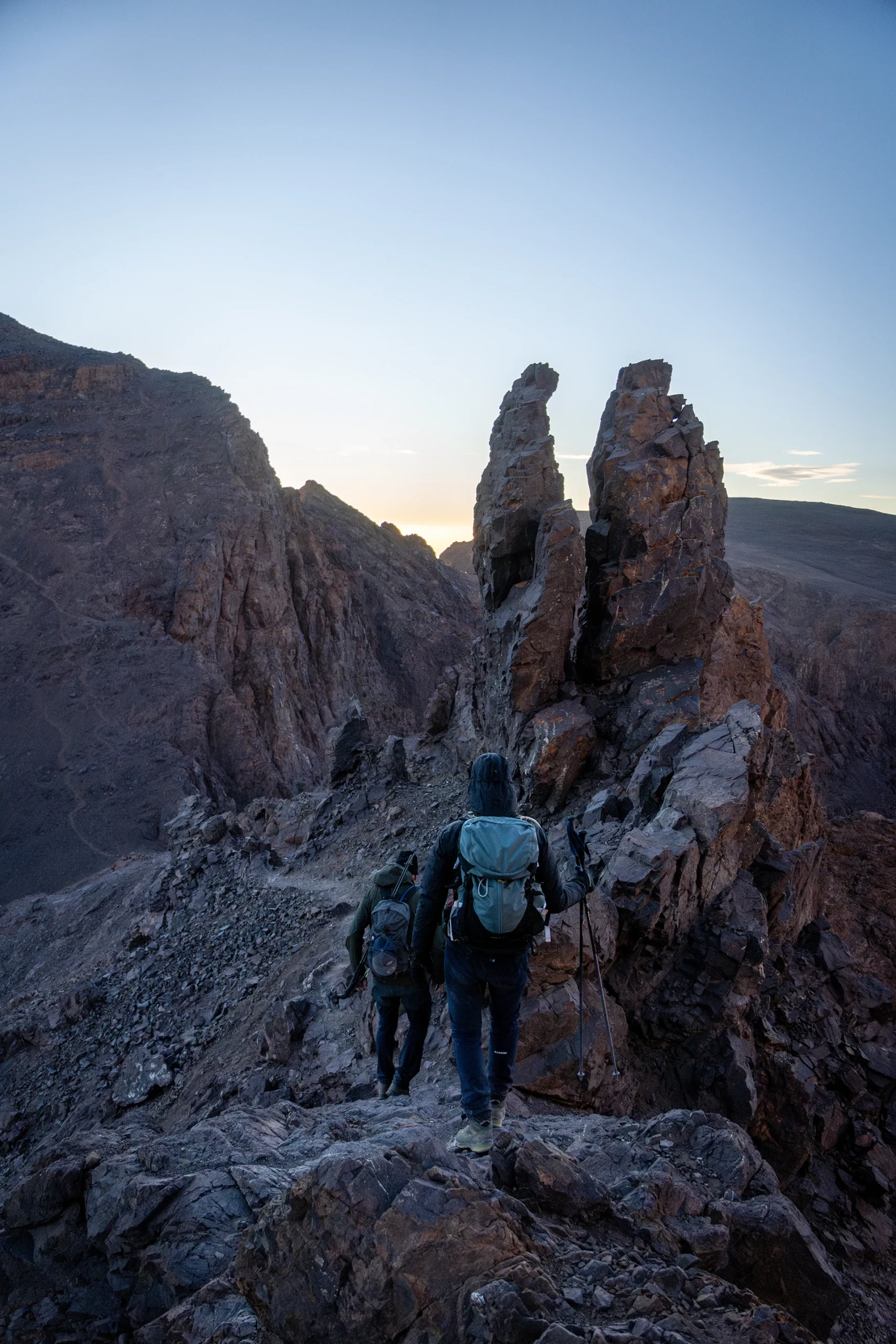Hikers tussen hoge rotsformaties in een smalle kloof