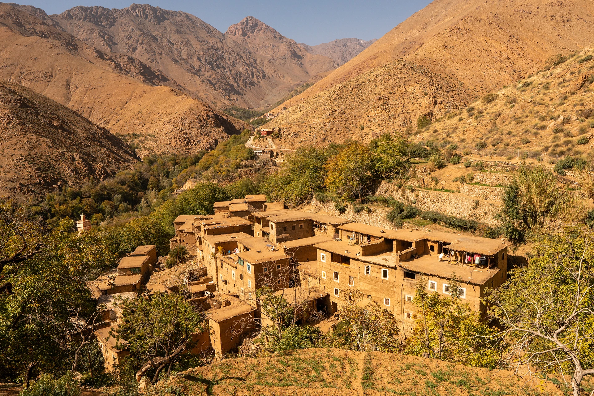Bergdorp met terrassen tegen een steile helling