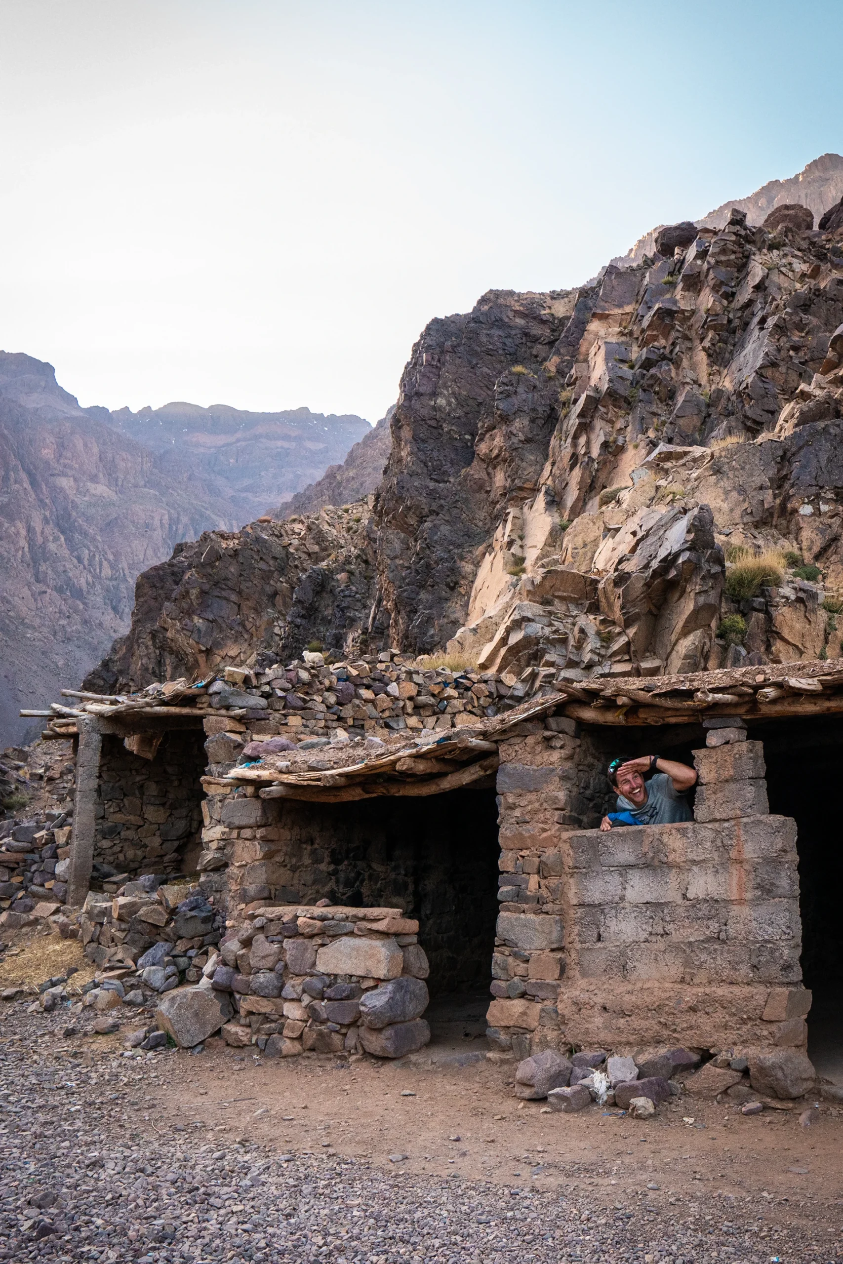 Stenen berghut aan de rand van een diepe kloof