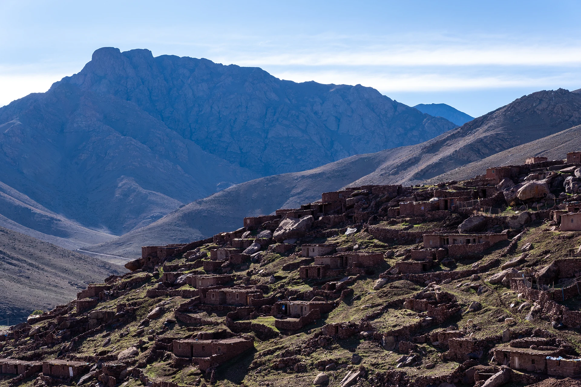 Uitzicht over een ruig bergmassief met blauwe lucht