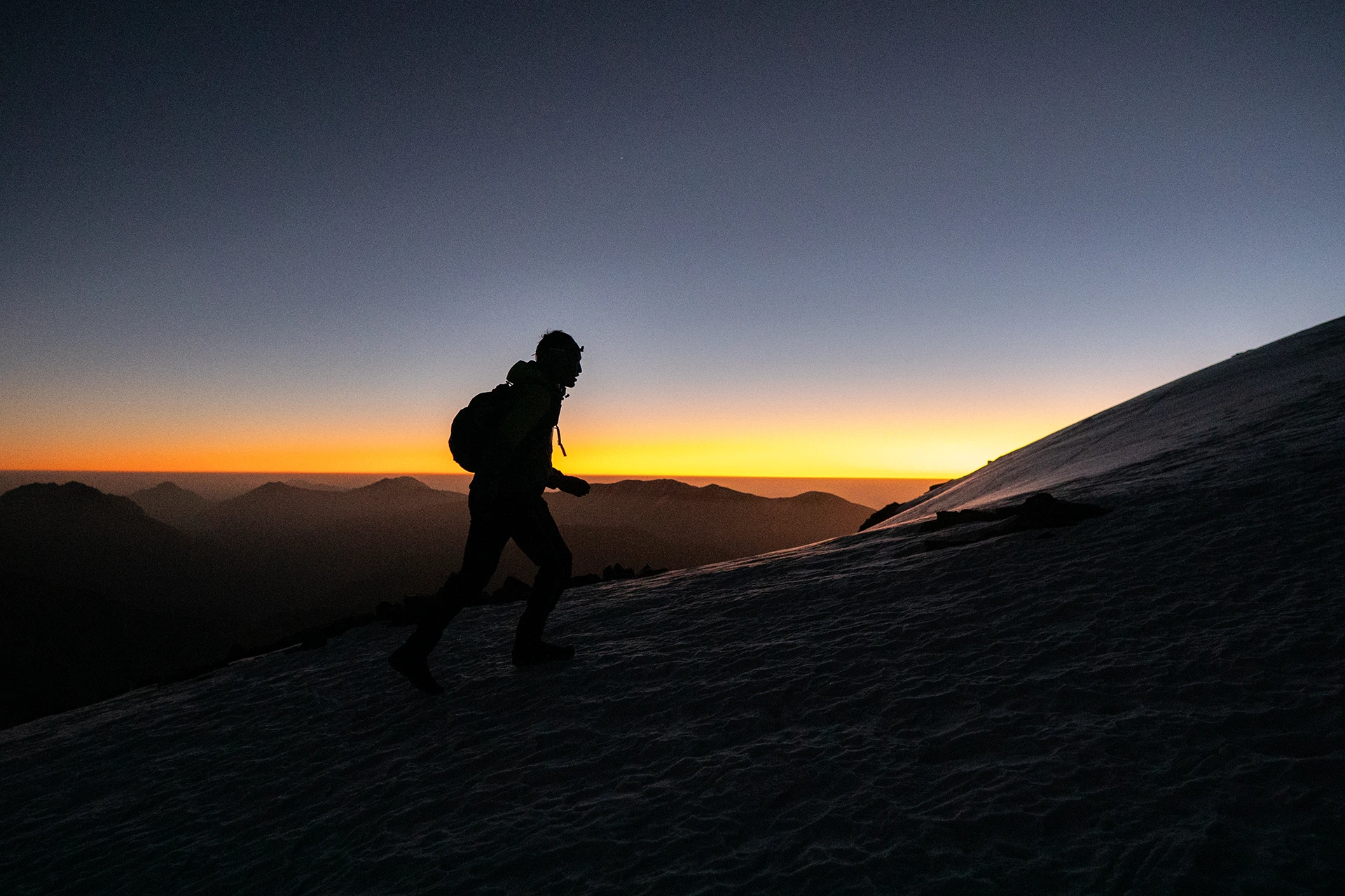 Hiker silhouet tijdens een klim bij zonsopkomst