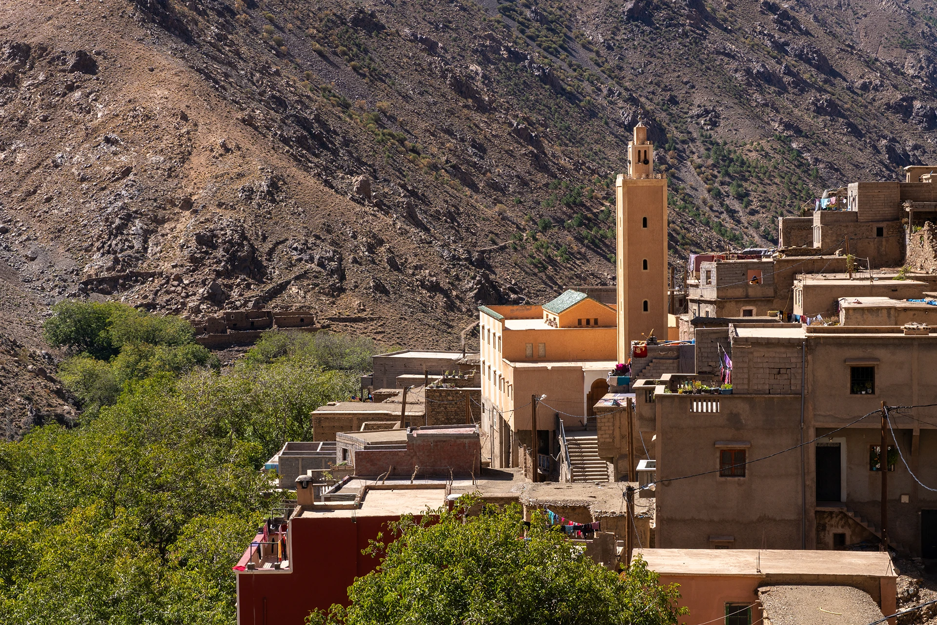 Bergdorp met een moskee tussen droge heuvels