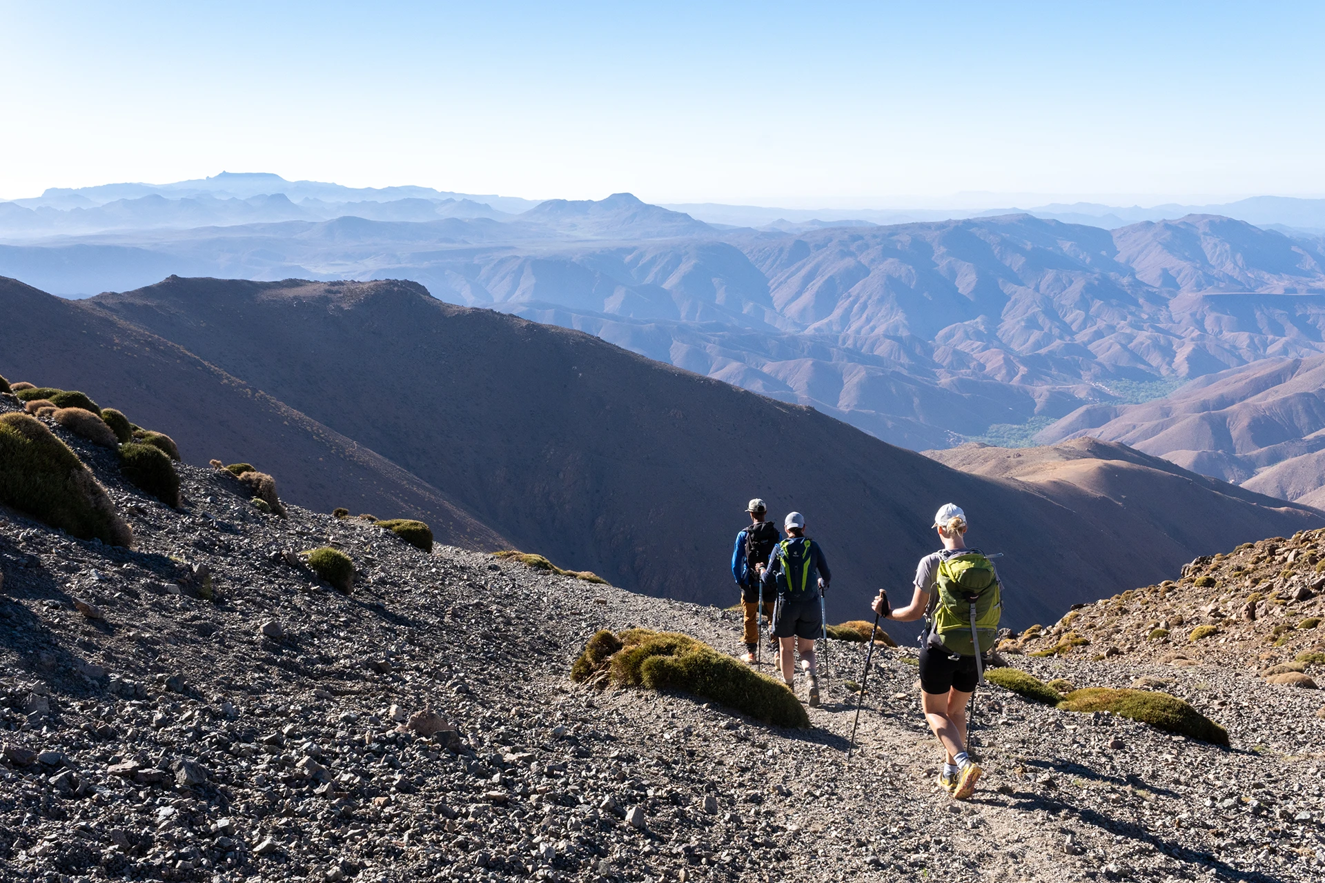 Wandelgroep op een hoge bergkam bij zacht avondlicht