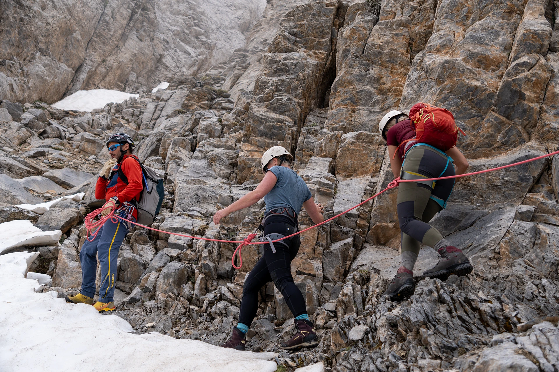 Groep klimmers die een smalle kloof beklimt